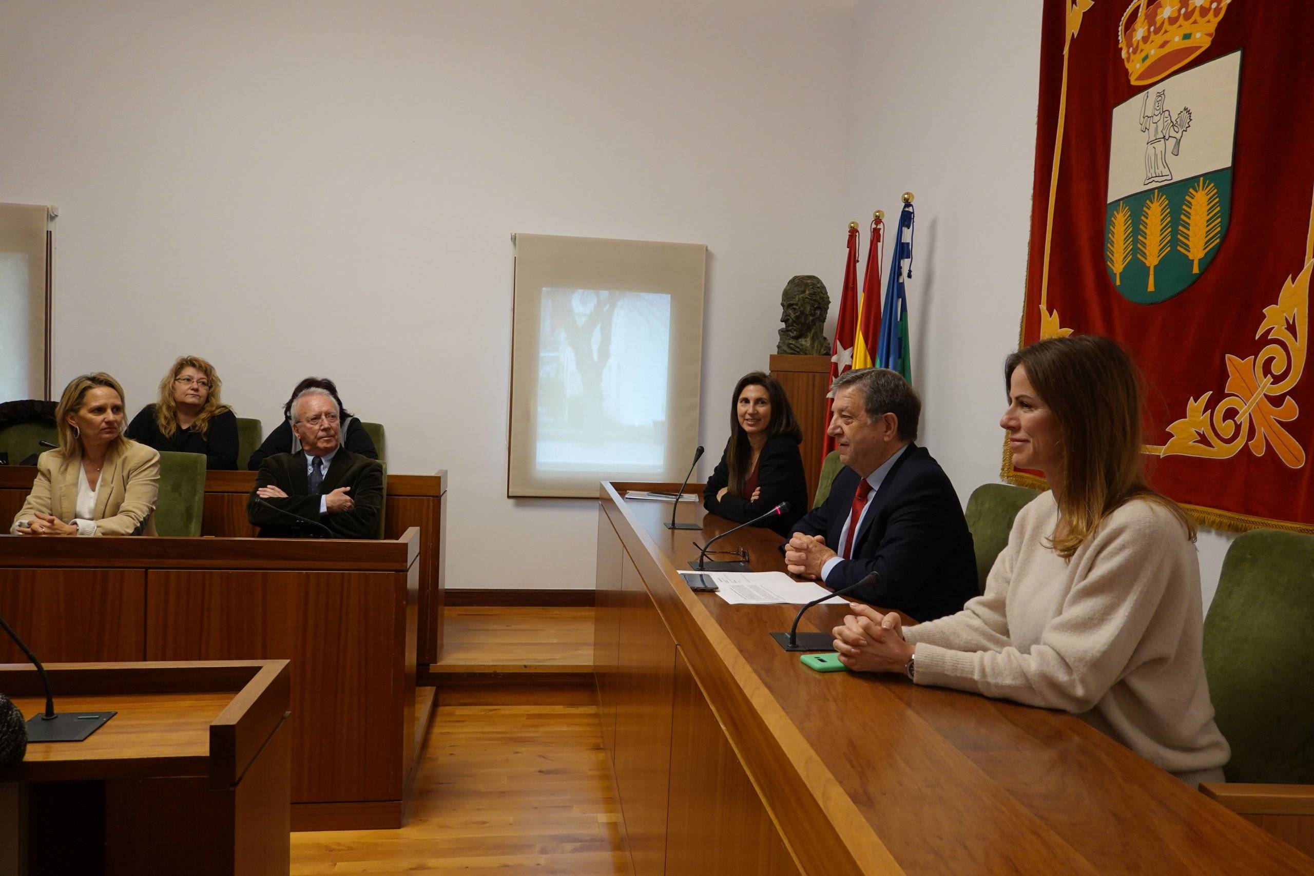 El alcalde, Luis Partida, la concejala de Educación, Cristina Hernández y Leticia Reyes, responsable del proyecto en el colegio Zola.