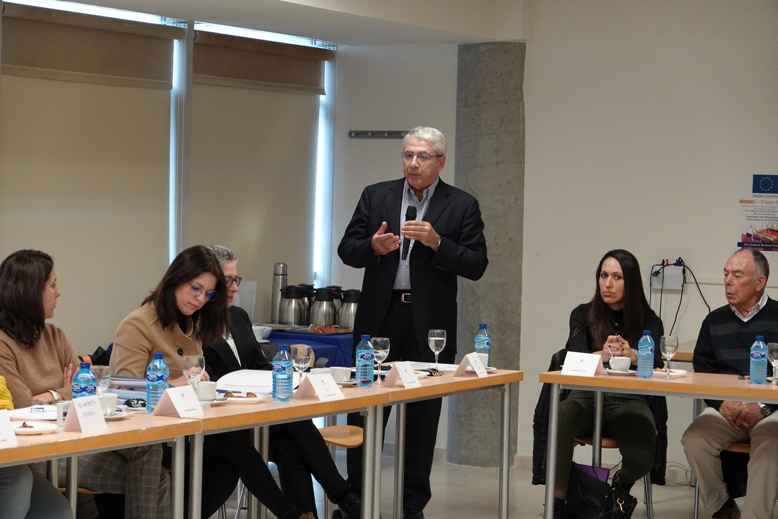 Intervención de uno de los empresarios participantes durante el desayuno de trabajo.