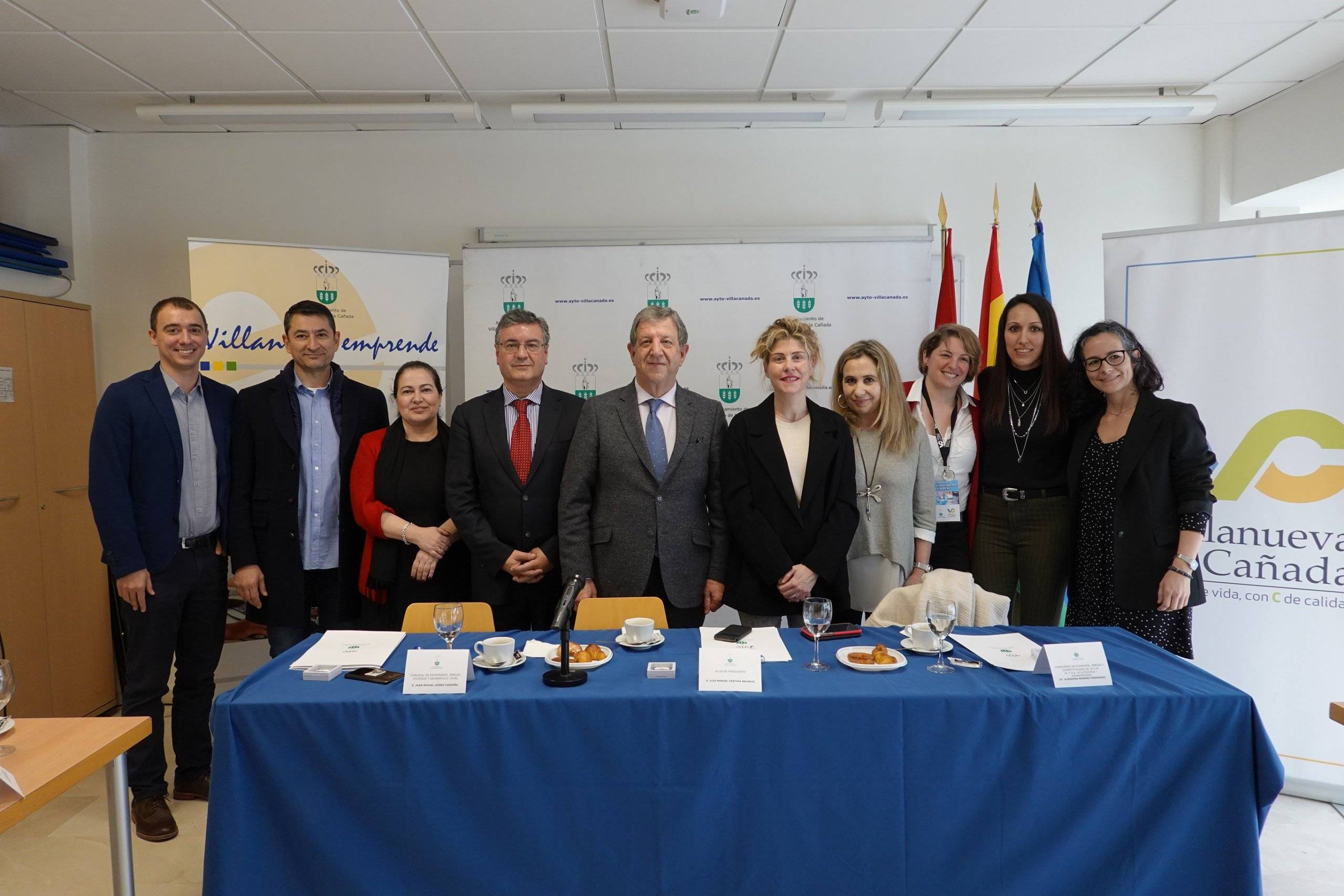 Autoridades junto a miembros del equipo docente de las XV Jornadas del Emprendedor y la Empresa.