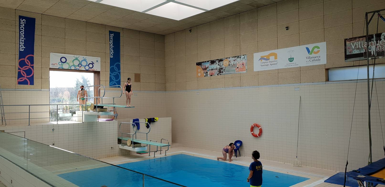 Imagen de la actividad de salto de trampolín celebrada en la Piscina Municipal.