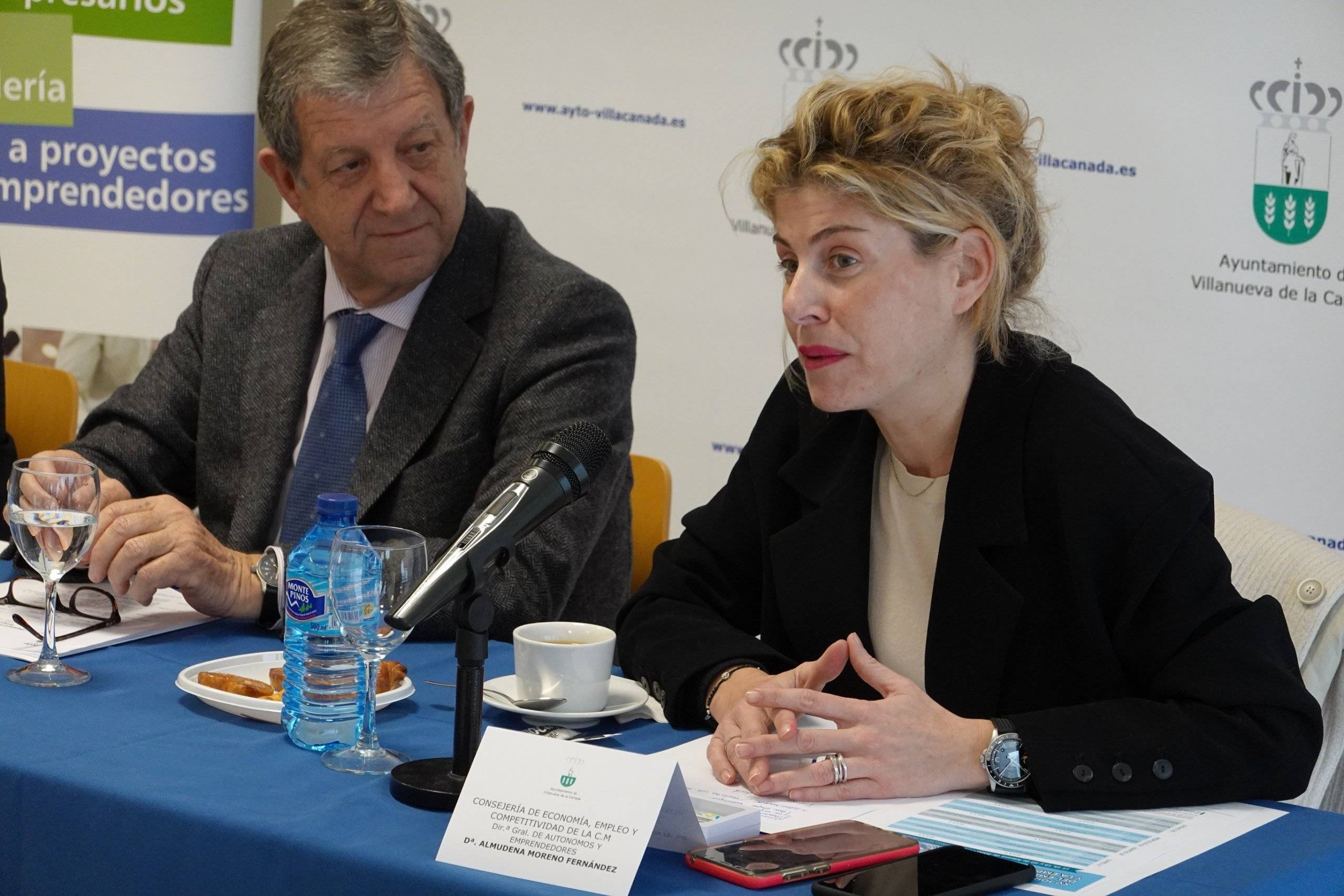 La directora general de Autónomos de la CM, Almudena Moreno, junto al alcalde, durante su intervención.