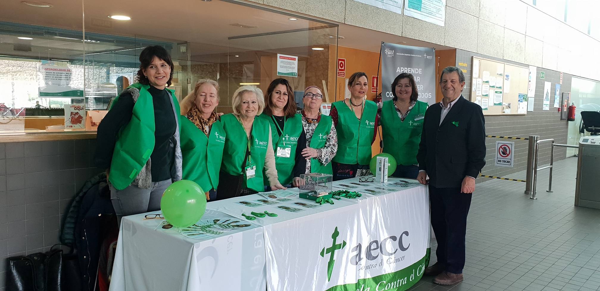 El regidor villanovense con las voluntarias de la AECC de una de las mesas informativas.