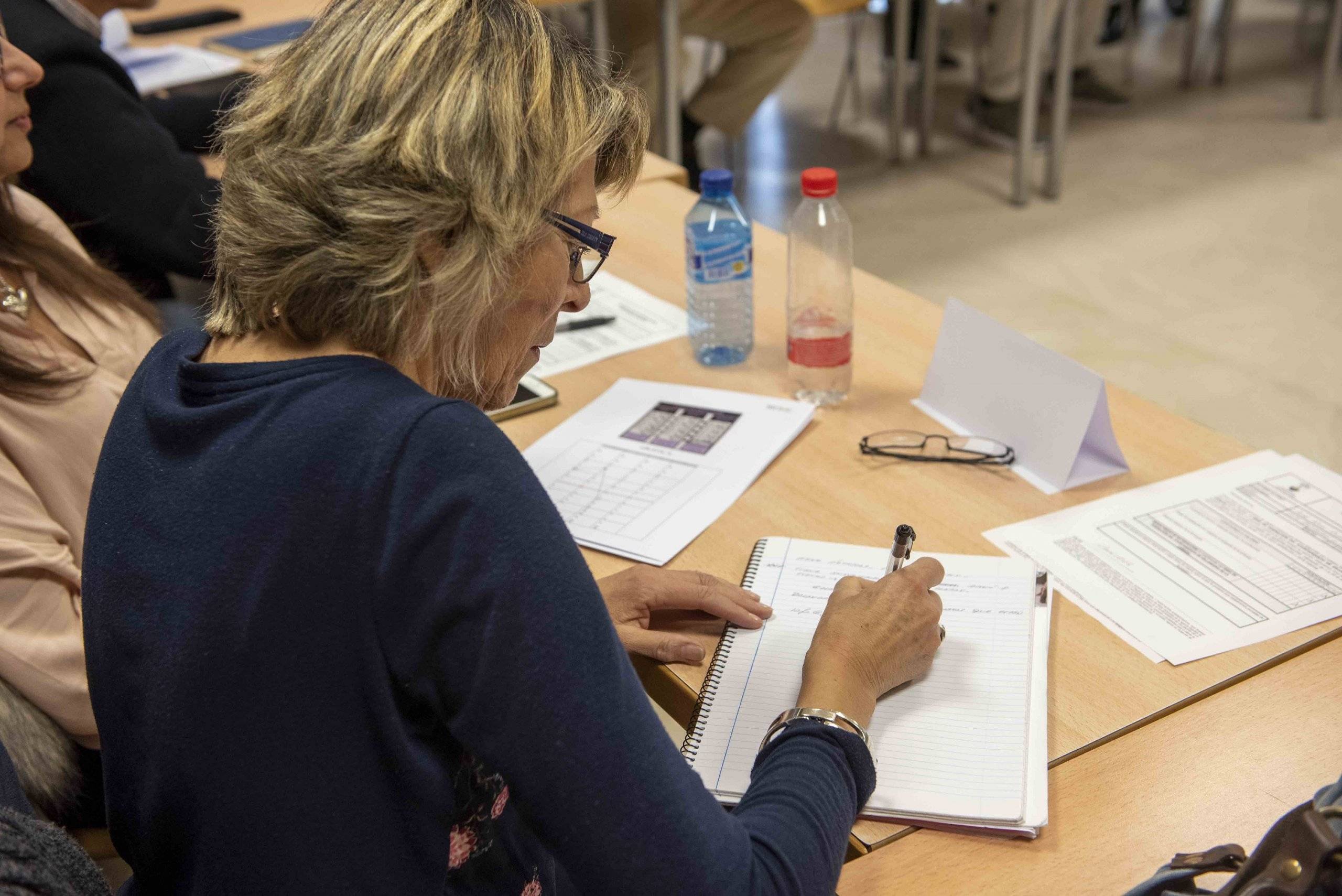 Participante tomando notas durante una de las charlas.