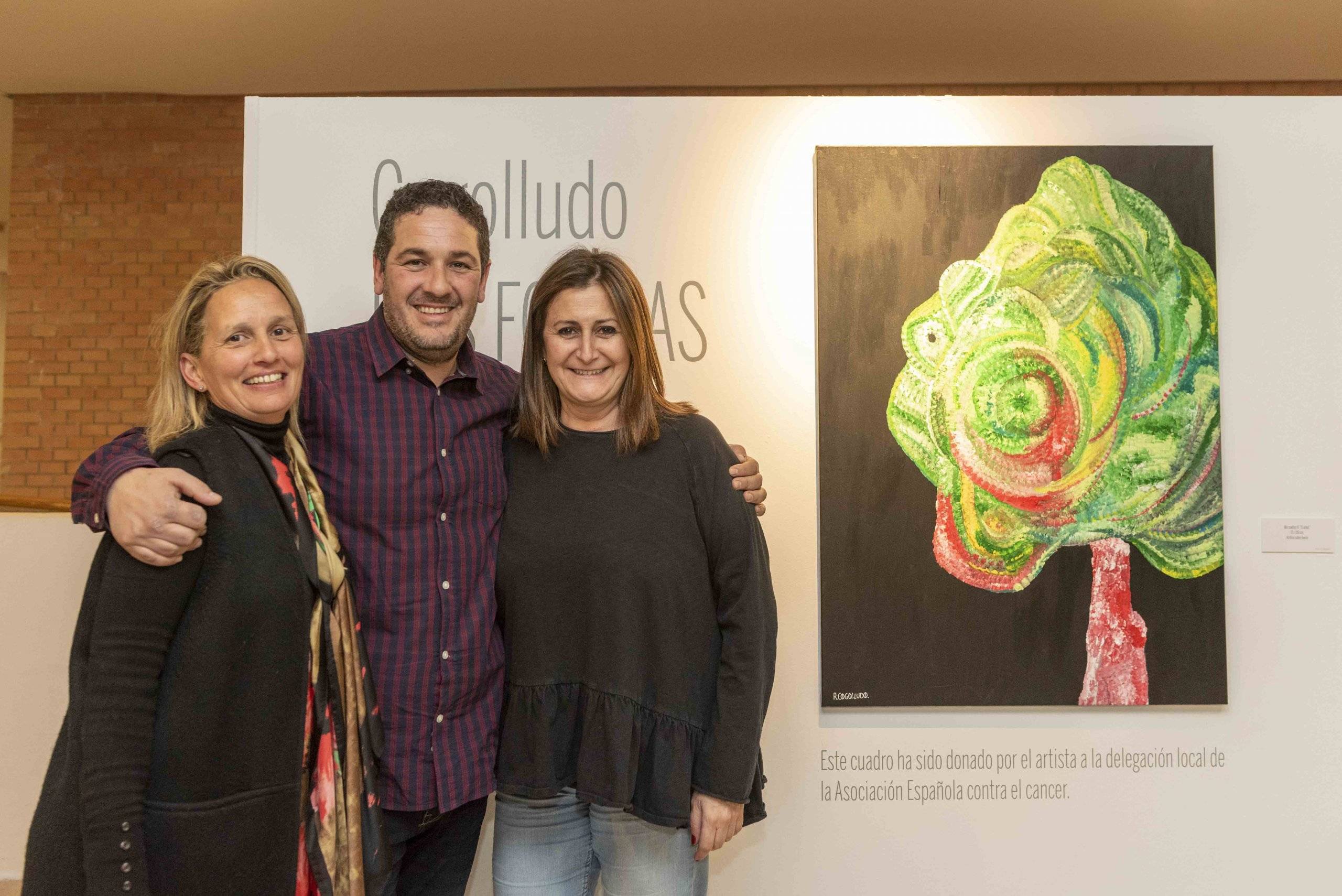 El artista local, Raúl Cogolludo, junto a la concejala de Servicios Sociales, Patricia Fernández y la delegada de la AECC del municipio, Esther Carretero.