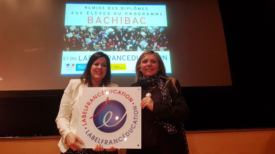 María Fernández y Myriam Kaisergruber, responsables del departamento de francés del centro, recogiendo la mención.