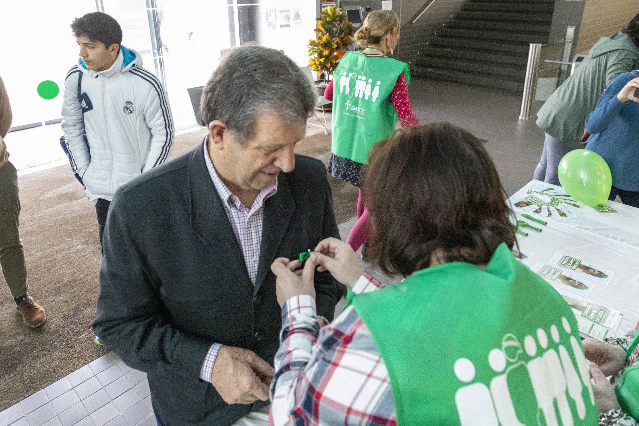 El alcalde, Luis Partida, recibiendo el lazo símbolo de las jornadas.