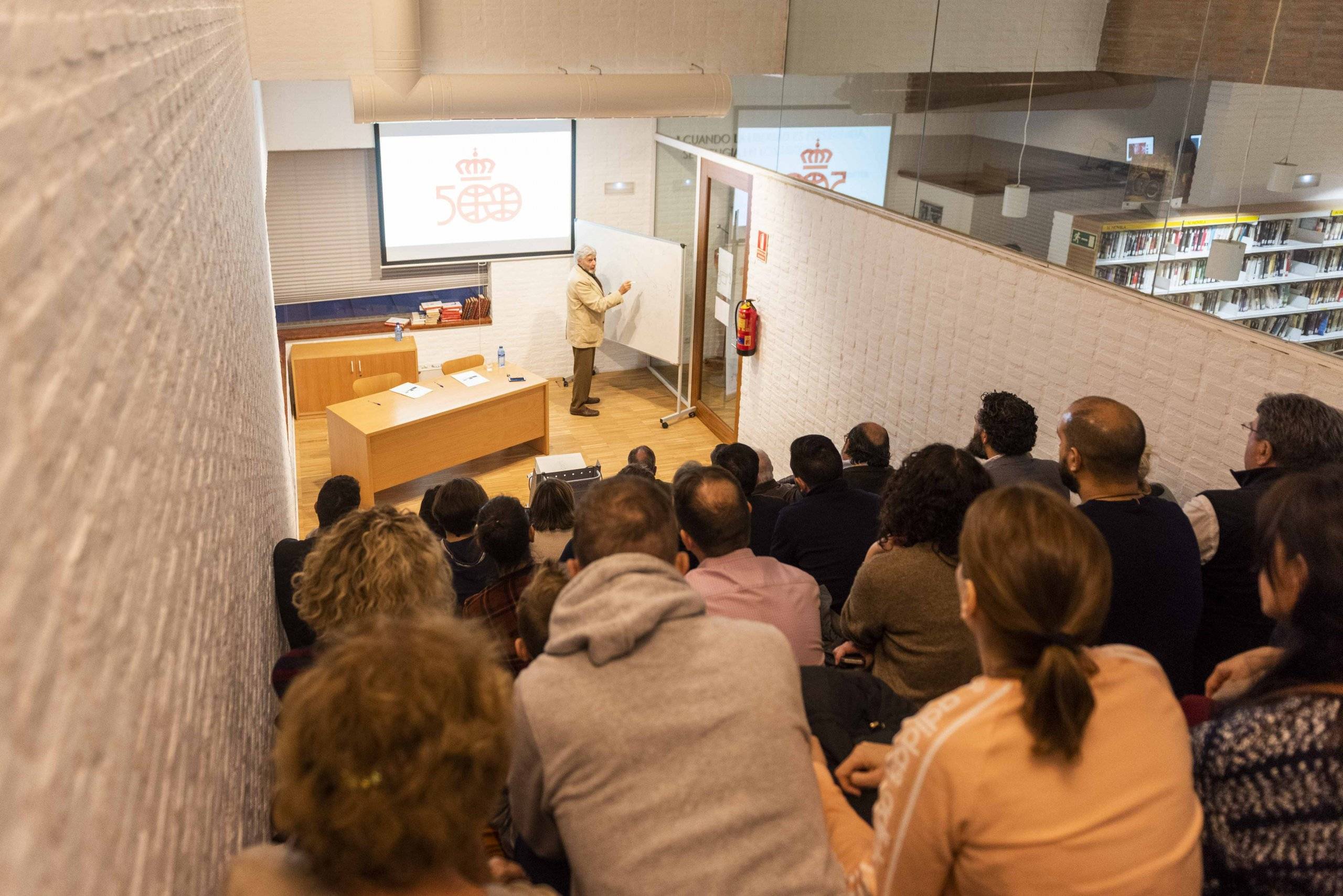 El periodista en uno de los momentos de la conferencia.