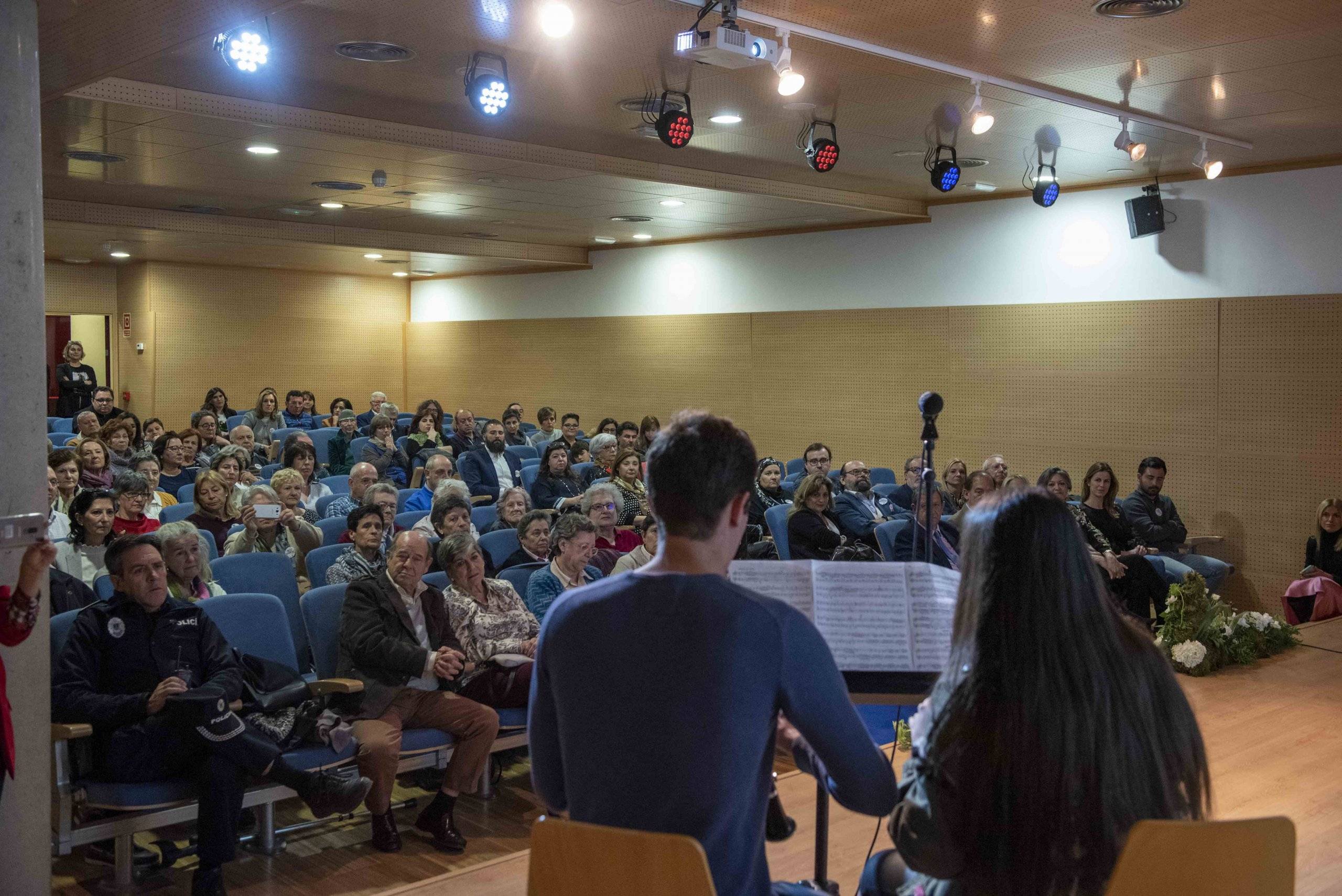 Alumnos de la EMMD interpretando una pieza musical durante el acto.