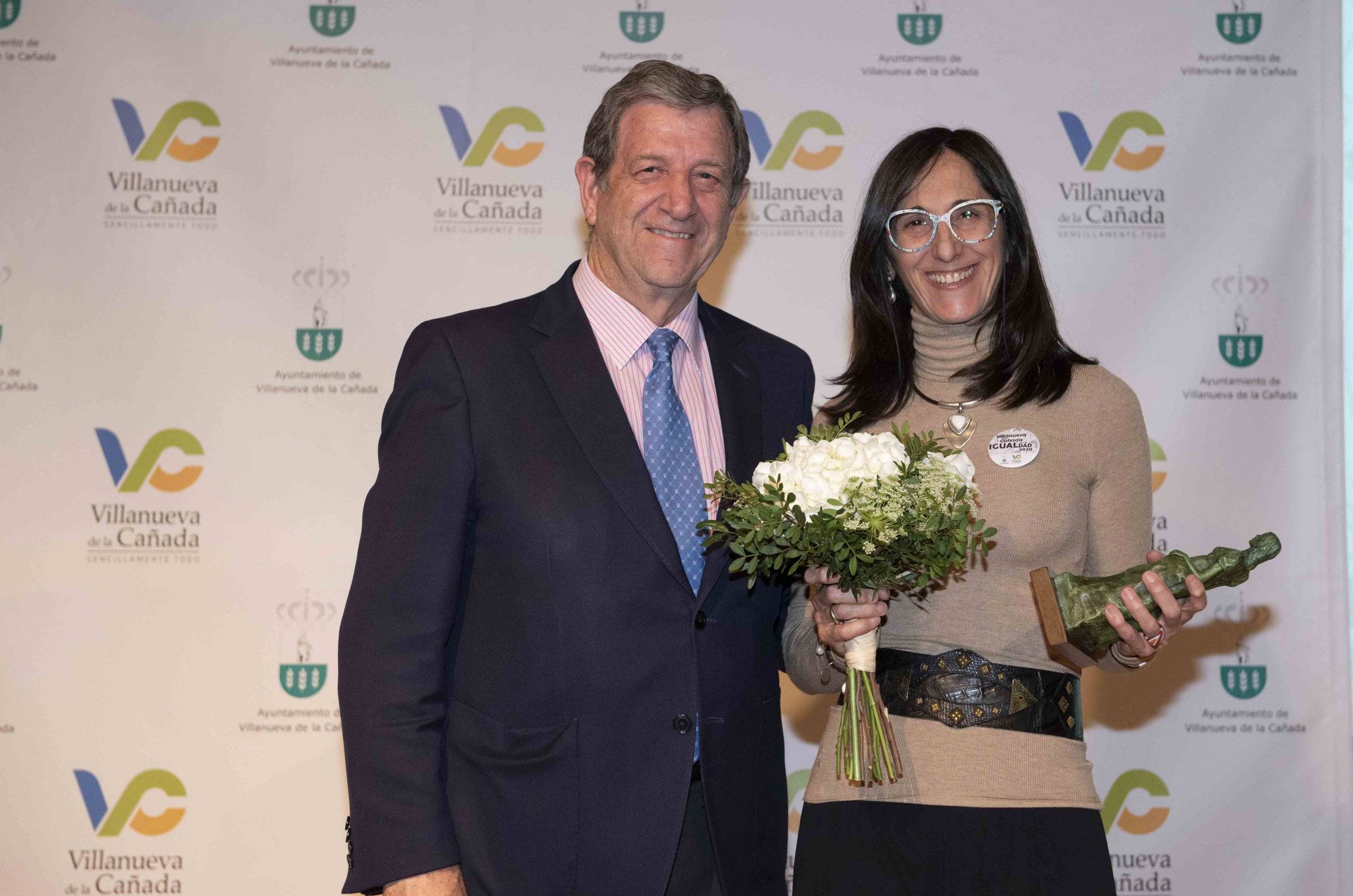 El alcalde junto a la Dra. Cristina Galván, galardonada con el Premio por la Igualdad 2020.