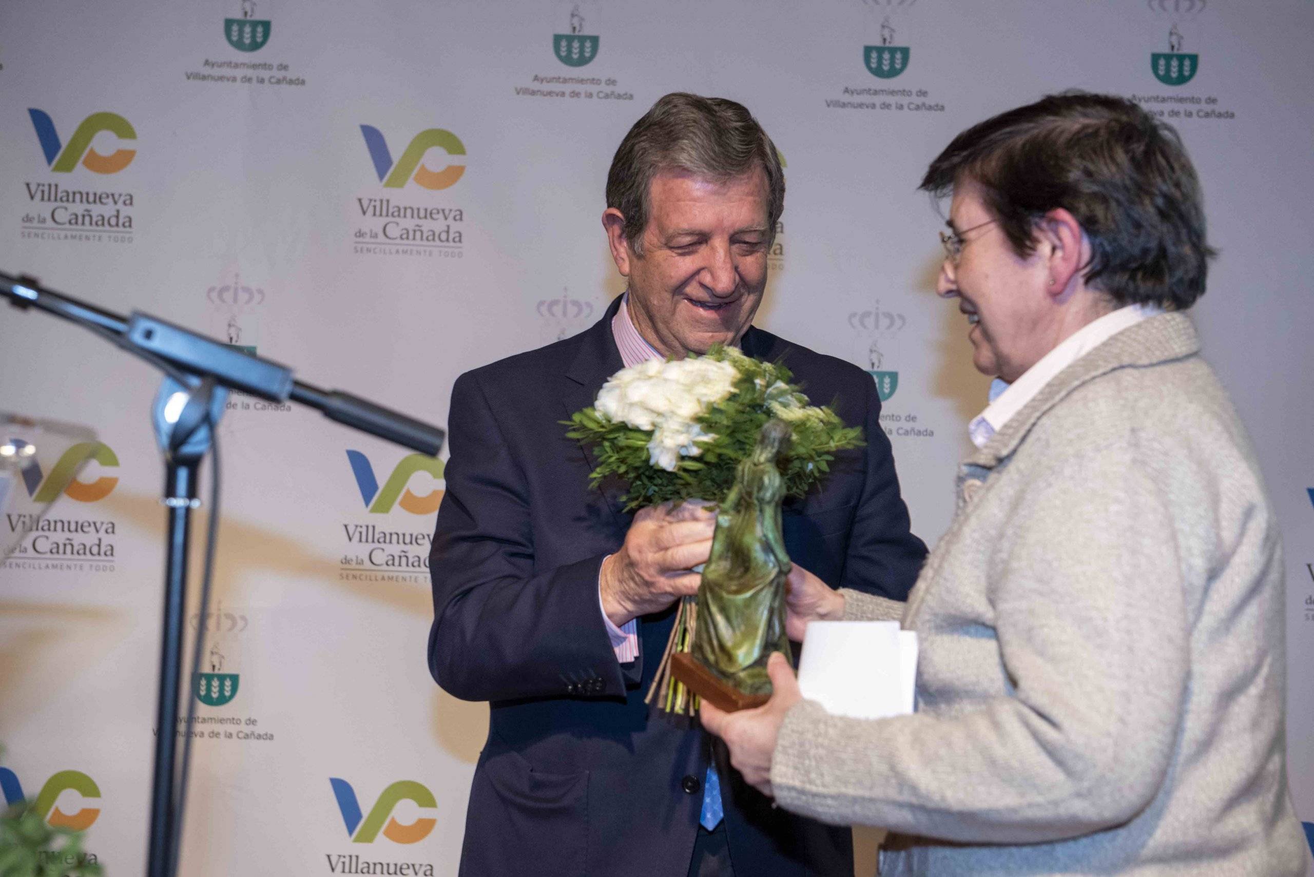 El alcalde junto a Dtora. Gral. de la Fundación Esolapias Montal, Pilar Berengena Romero.