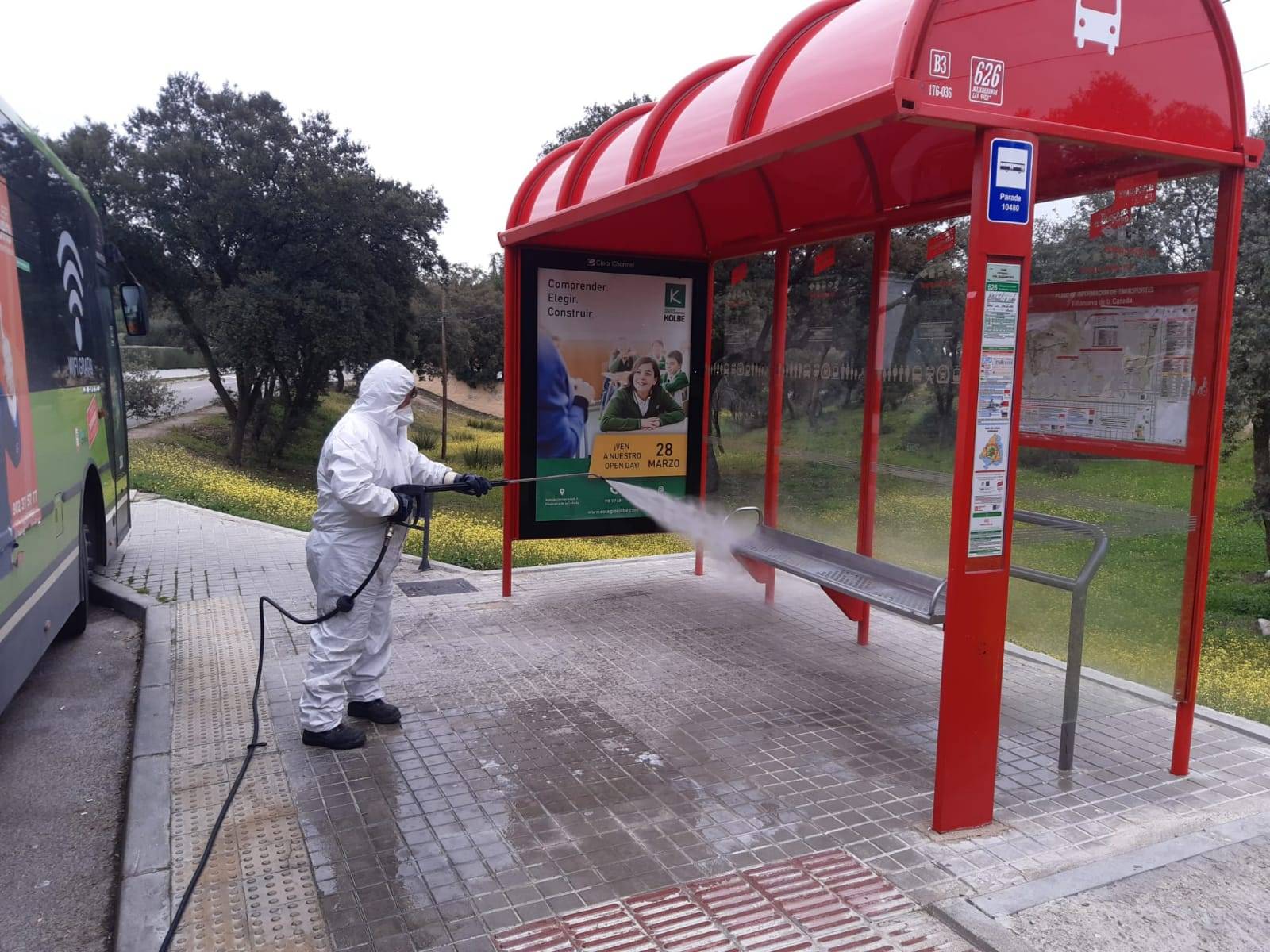 Operario de limpieza trabajando en una de las paradas de autobuses.