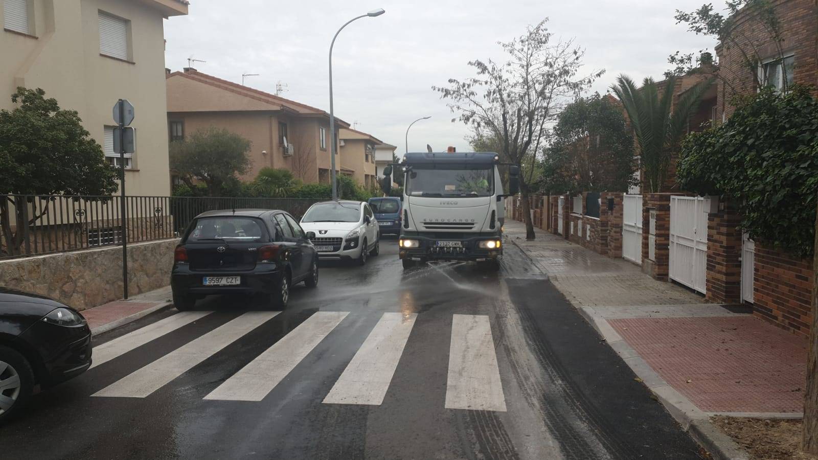 Camión de limpieza trabajando en una de las vías del municipio.