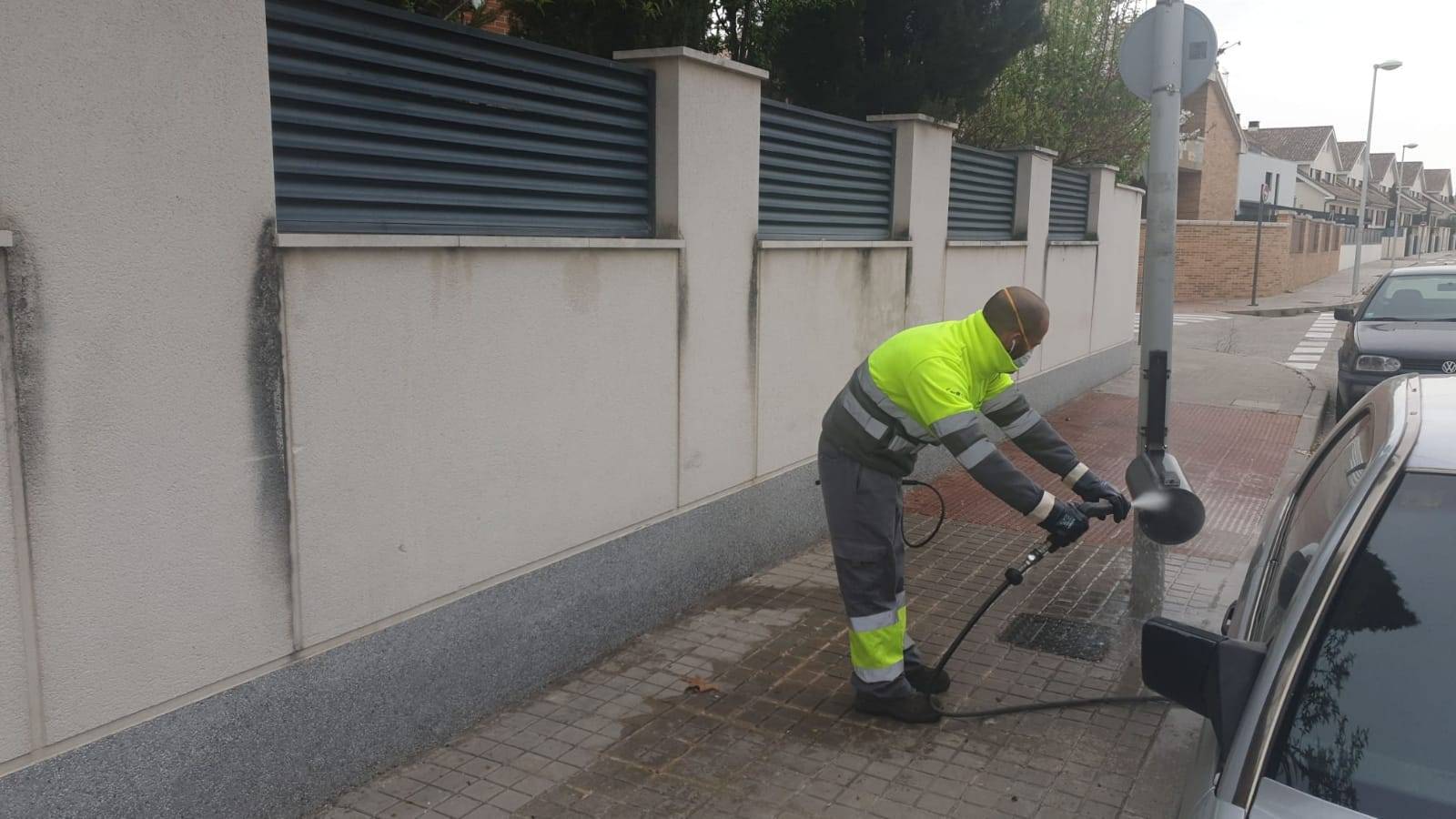 Desinfección de una de las papeleras del municipio.