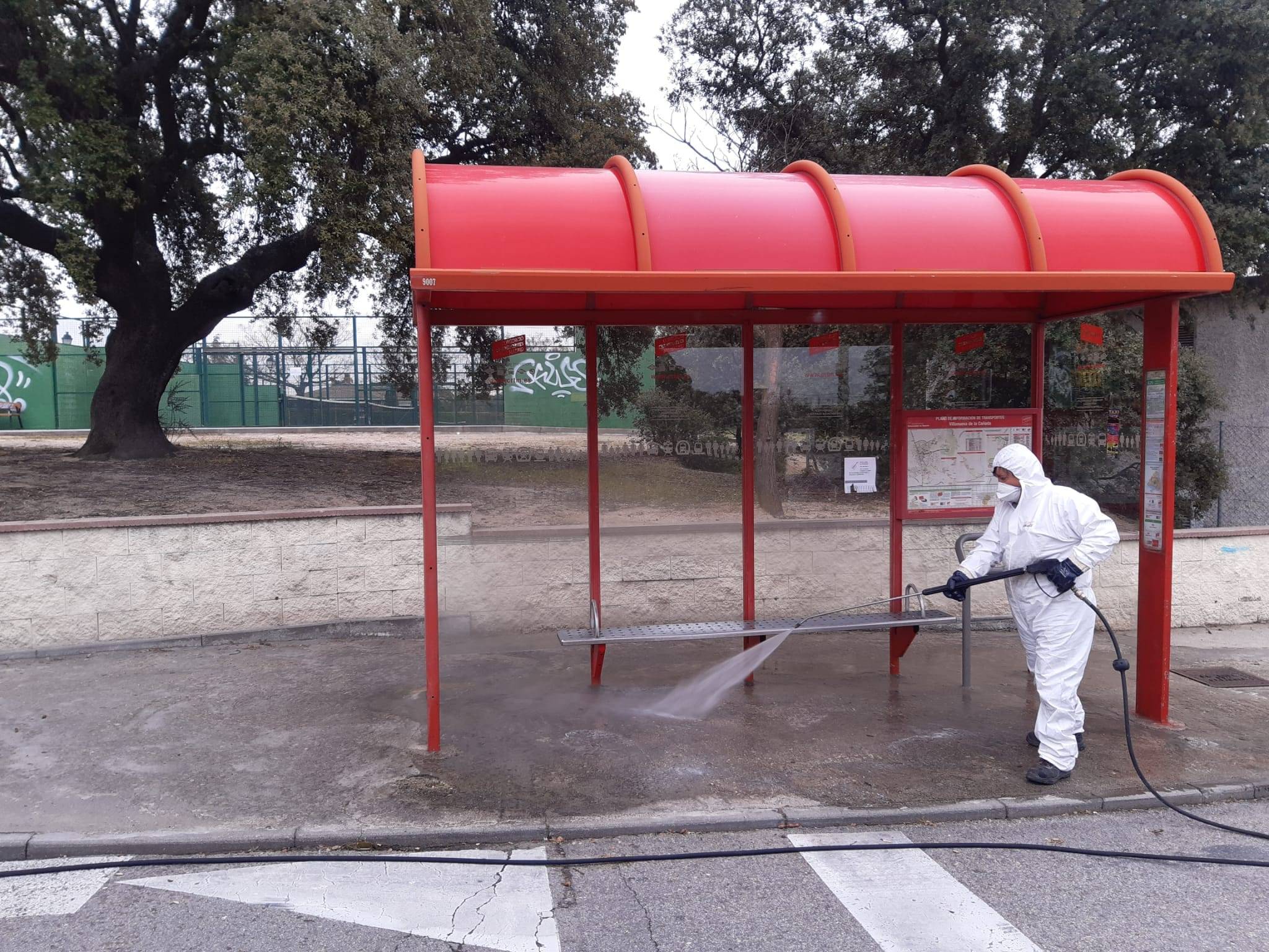 Desinfección de una de las paradas de autobús.