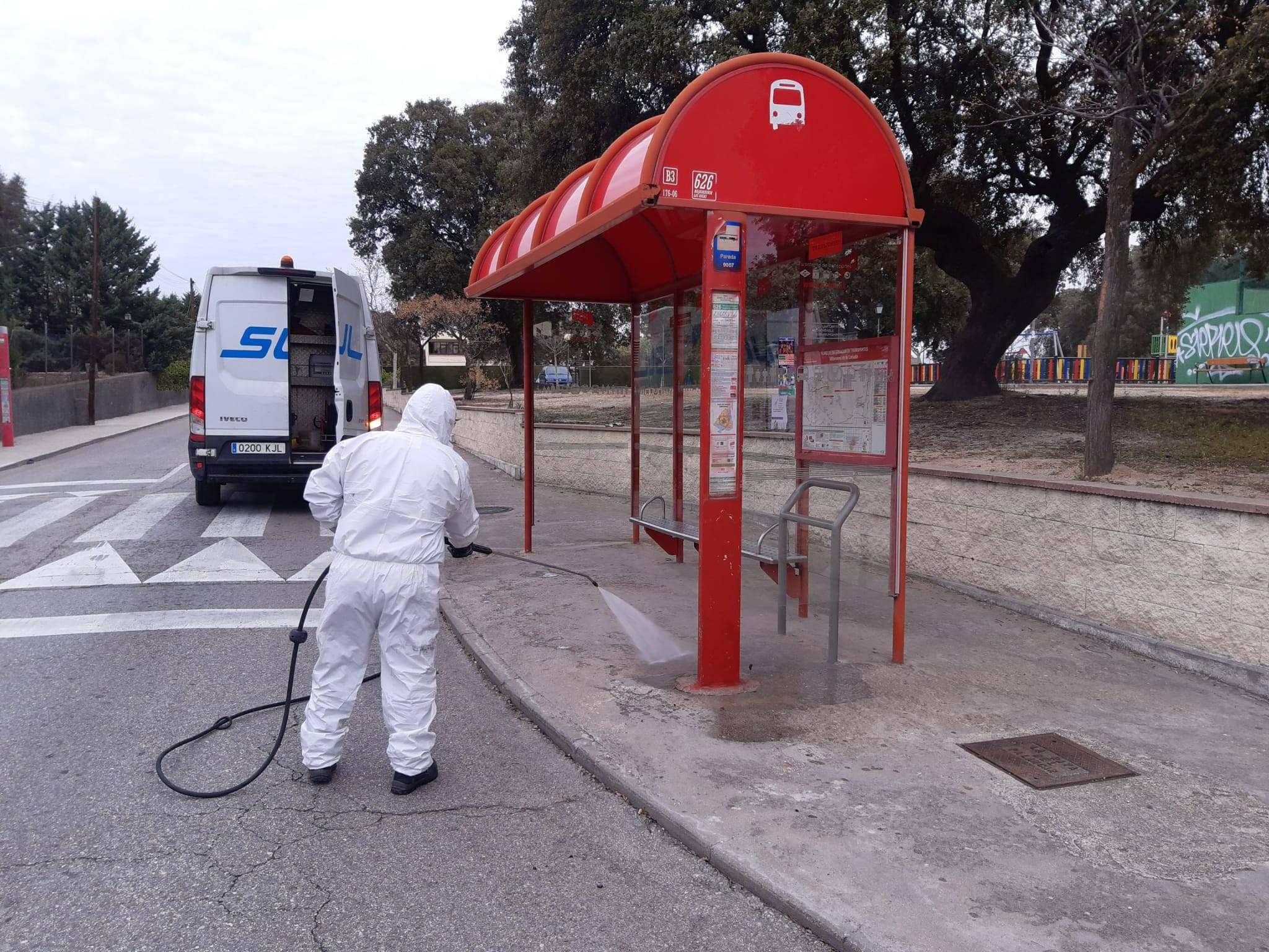 Desinfección de una de las paradas de autobús.