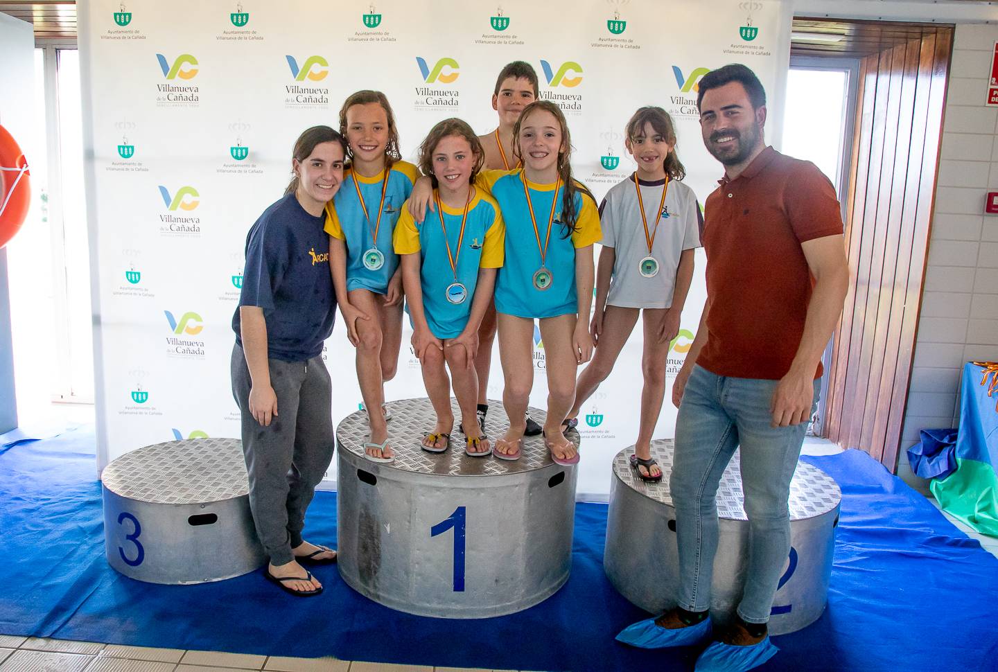 El concejal de Deportes, Ignacio González, junto al grupo de prebenjamines y benjamines del colegio Arcadia.