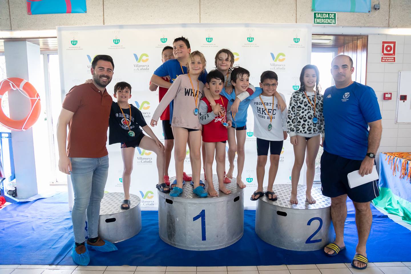 El concejal de Deportes, Ignacio González, junto al grupo de prebenjamines y benjamines del SEK Villafranca.