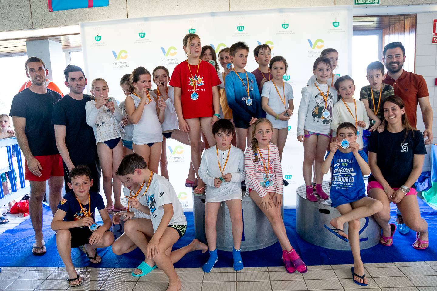 El concejal de Deportes, Ignacio González, junto al grupo de prebenjamines y benjamines del colegio Zola.