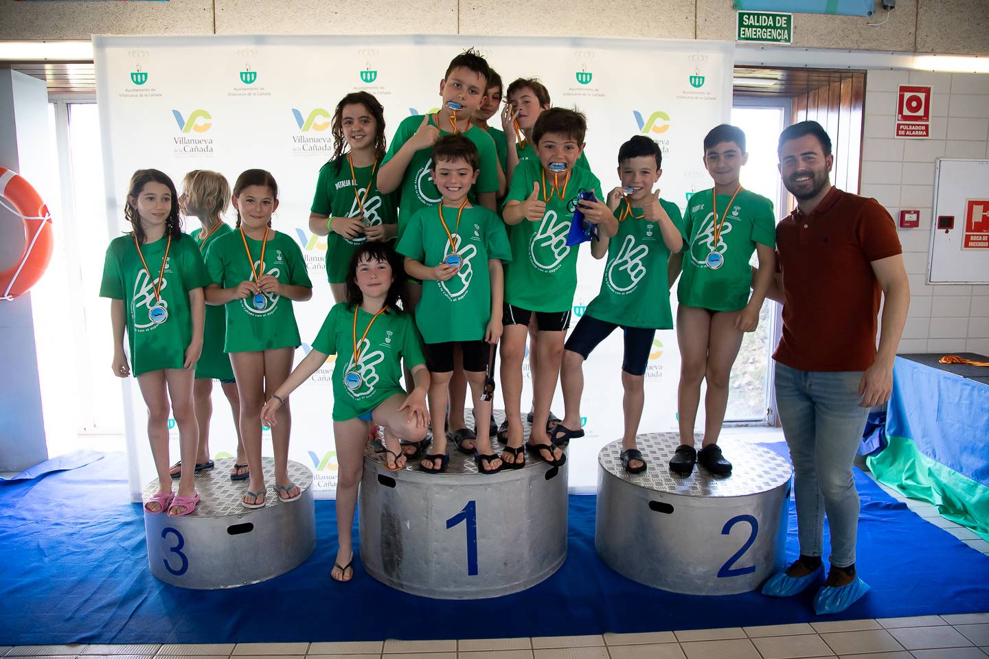 El concejal de Deportes, Ignacio González, junto al grupo de prebenjamines y benjamines de la Escuela Municipal de Natación.