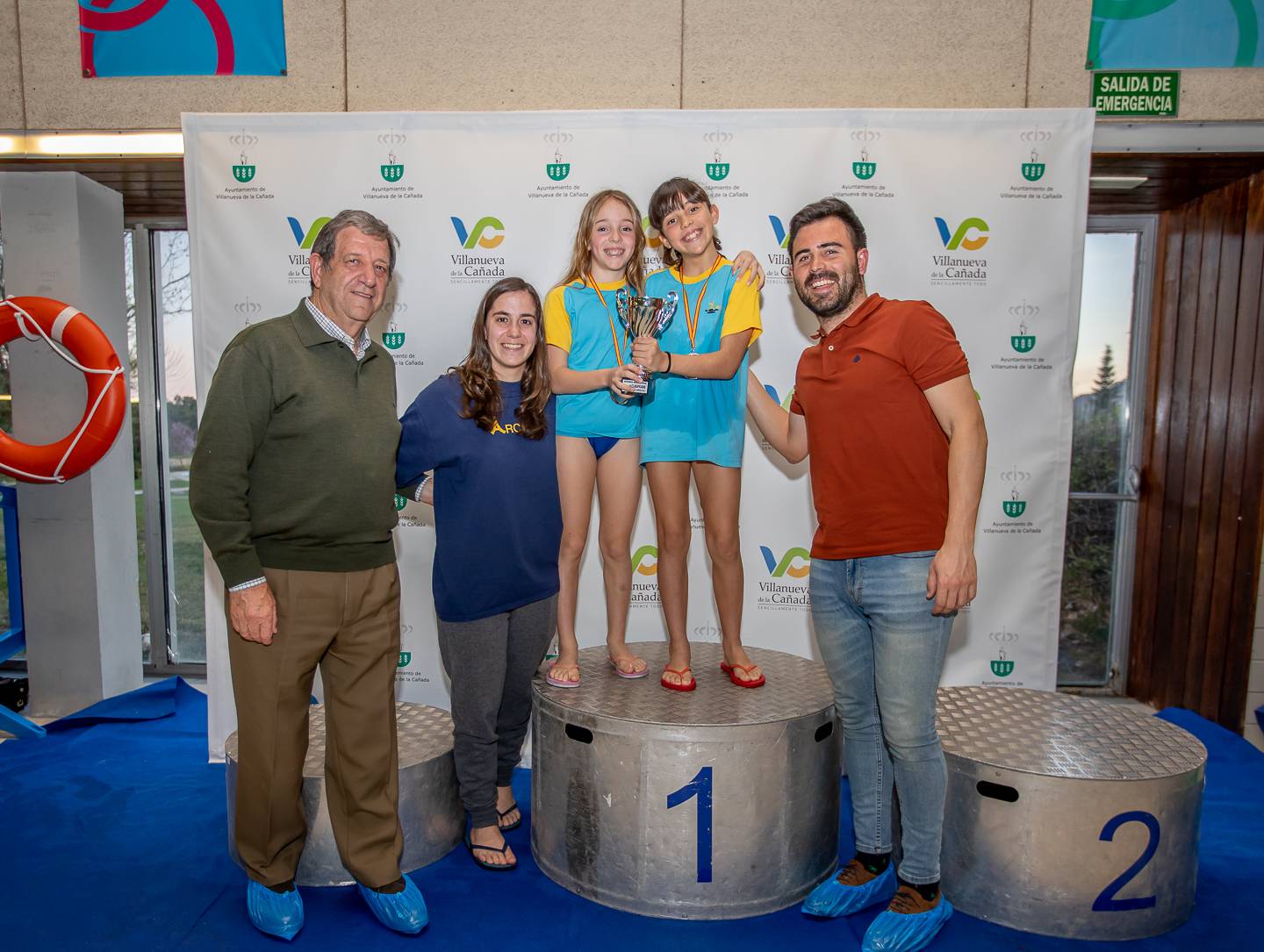 El alcalde, Luis Partida, y el concejal de Deportes, Ignacio González, junto a las premiadas del colegio Arcadia.