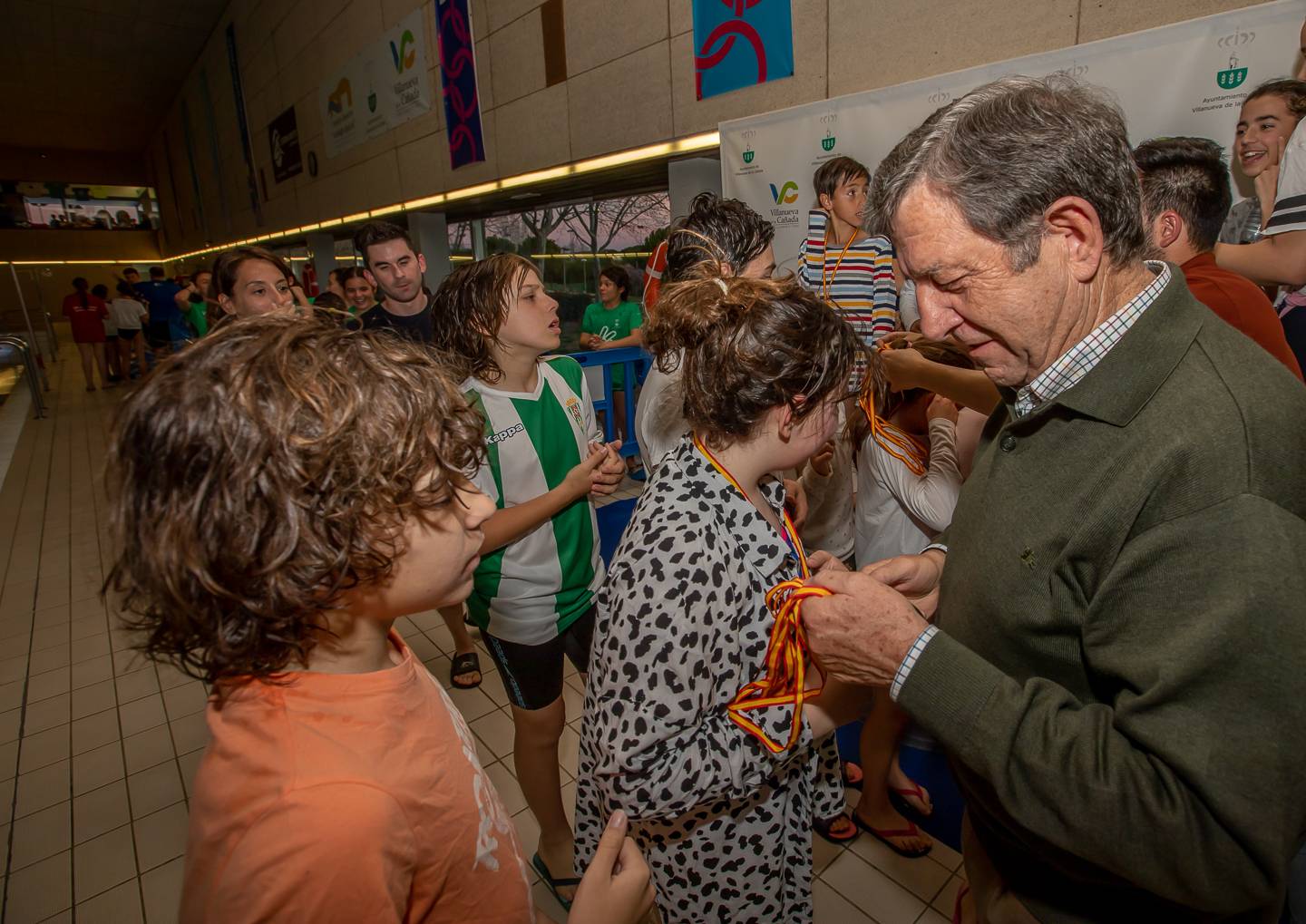 El regidor villanovense entregando una medalla a uno de los participantes.