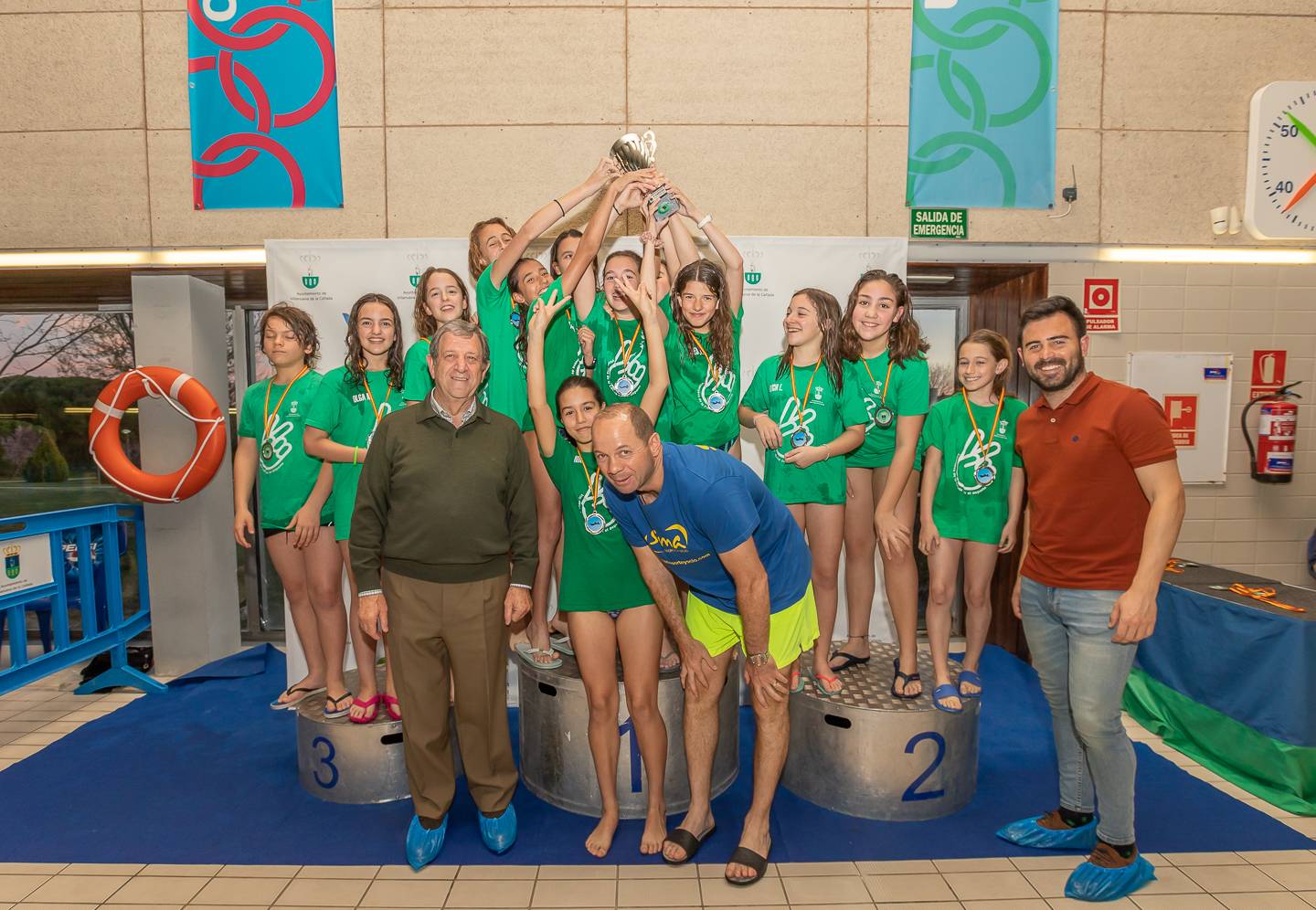 Alumnos de la Escuela Municipal de Natación junto al alcalde y al concejal de Deportes.