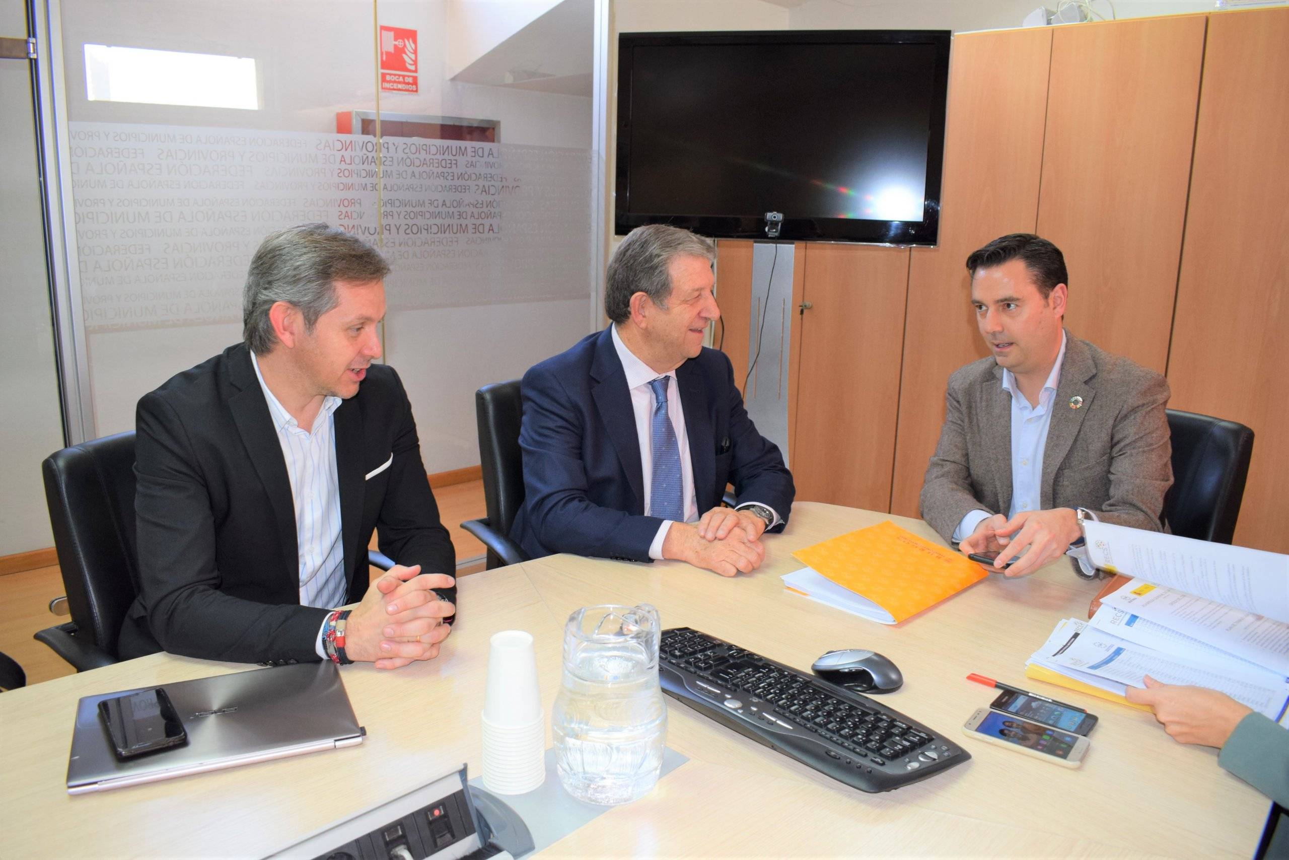 El alcalde, Luis Partida, junto a los alcaldes de Burgos, Daniel de la Rosa Villahoz y de Ames (A Coruña), José Manuel Miñones Conde.