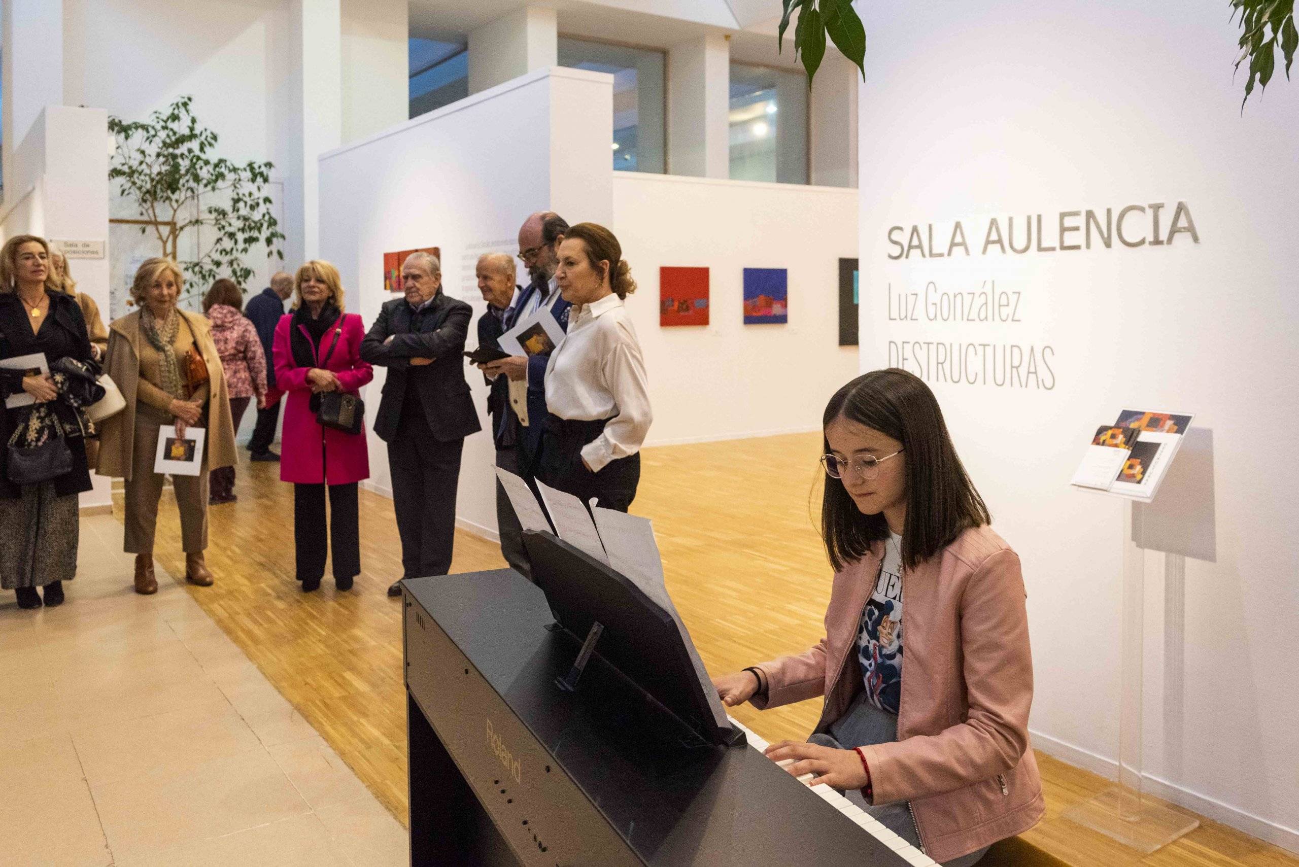 Una alumna de la EMMD tocando el piano durante el acto.