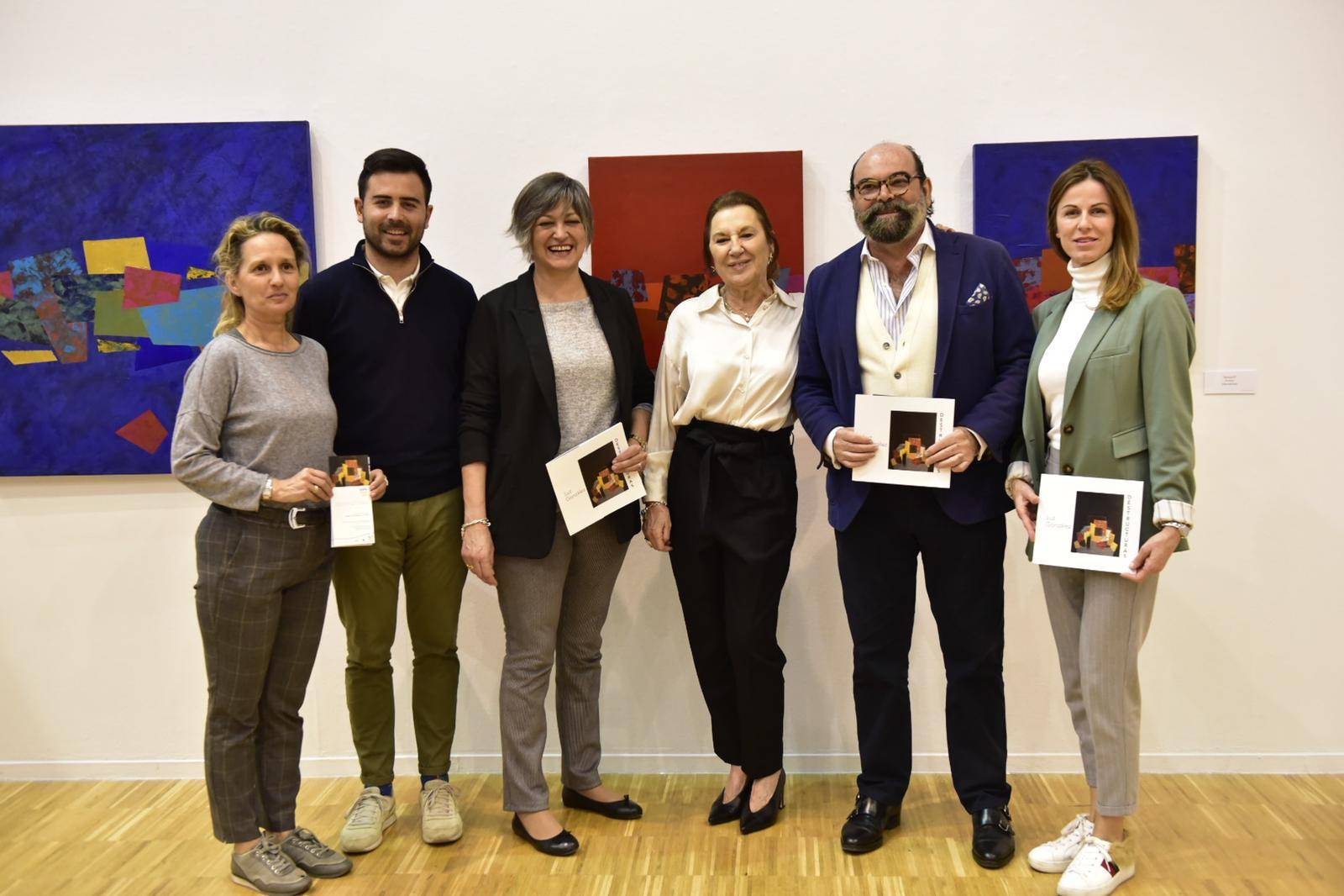 La artista Luz González junto al concejal de Cultura, Jesús Fernando Agudo y concejales de la Corporación Municipal.