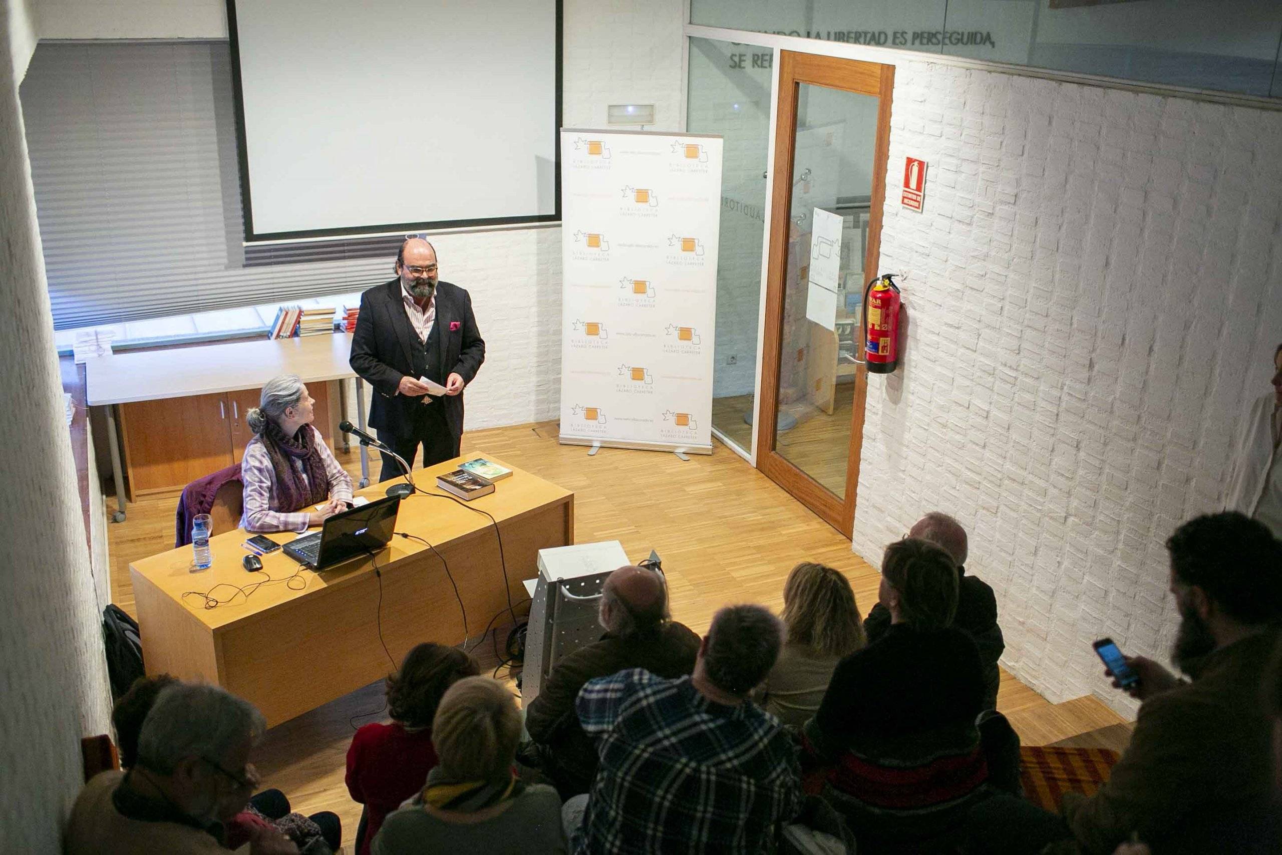 La conferencia ha tenido lugar en la Biblioteca F. Lázaro Carreter.