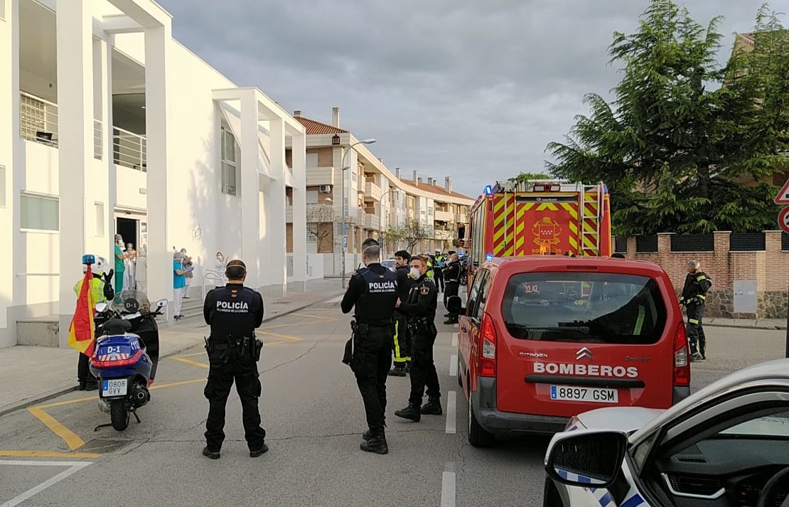 La Policía Local y el Servicio Municipal de Emergencias Sanitarias durante el homenaje.