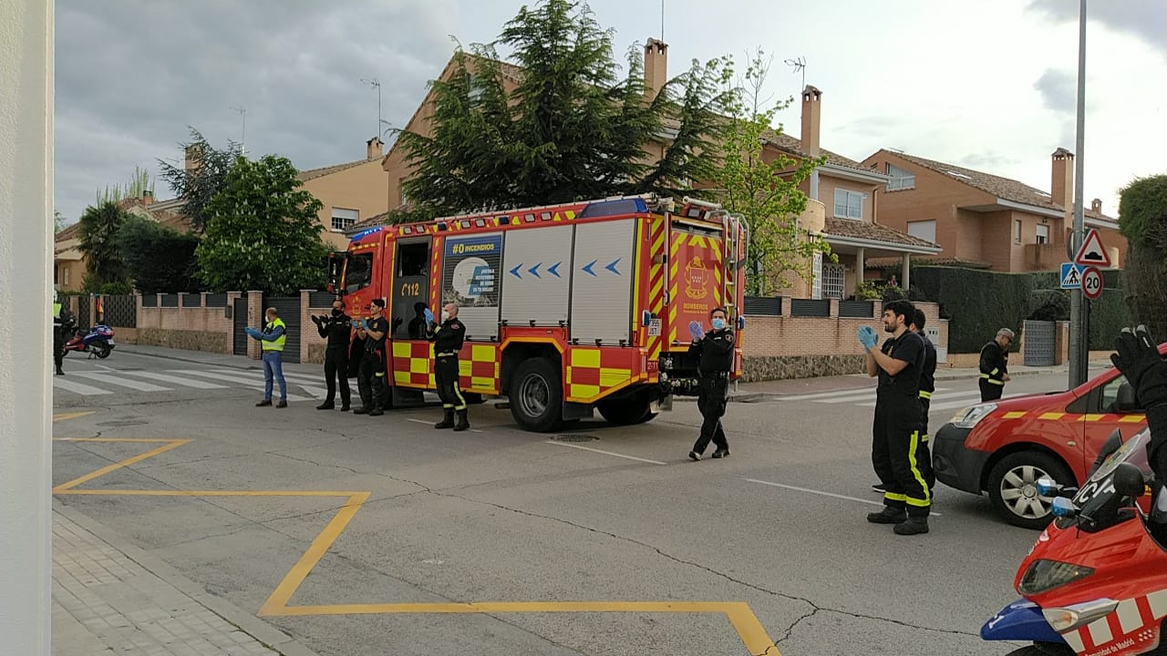 Al aplauso se ha sumado una representación del Cuerpo de Bomberos de la Comunidad de Madrid.