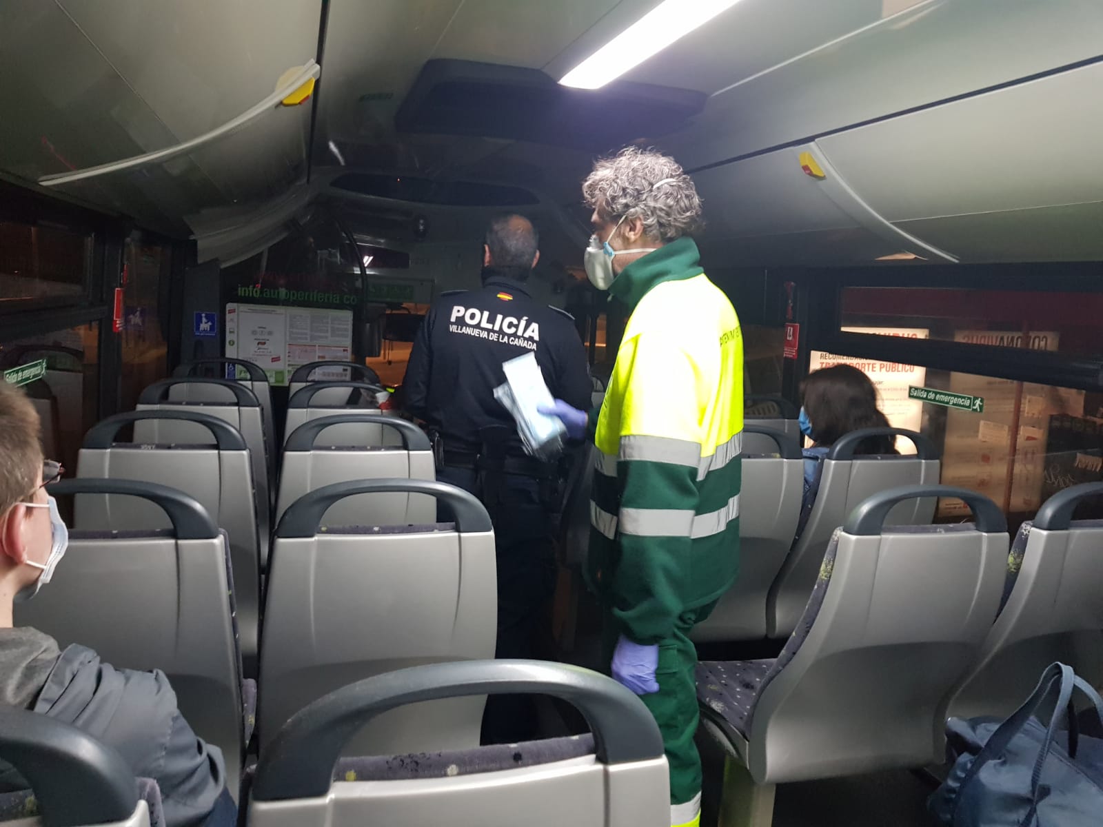 Entrega de mascarillas en uno de los autobuses