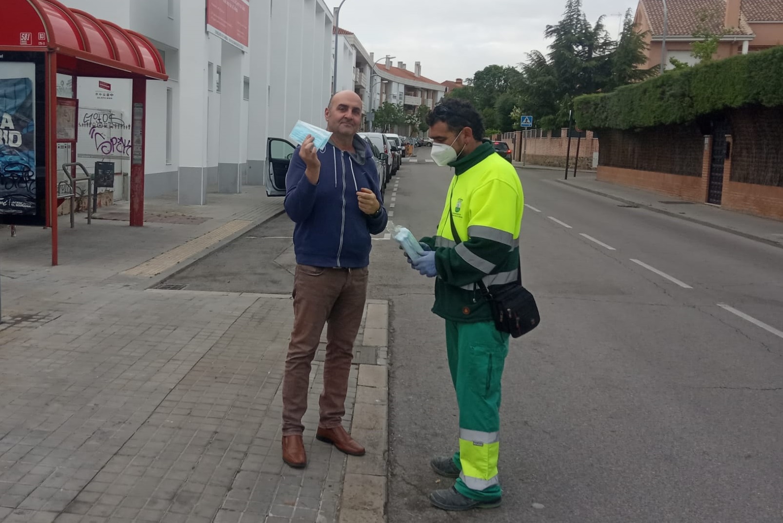 Distribución del material en una de las paradas de autobús.