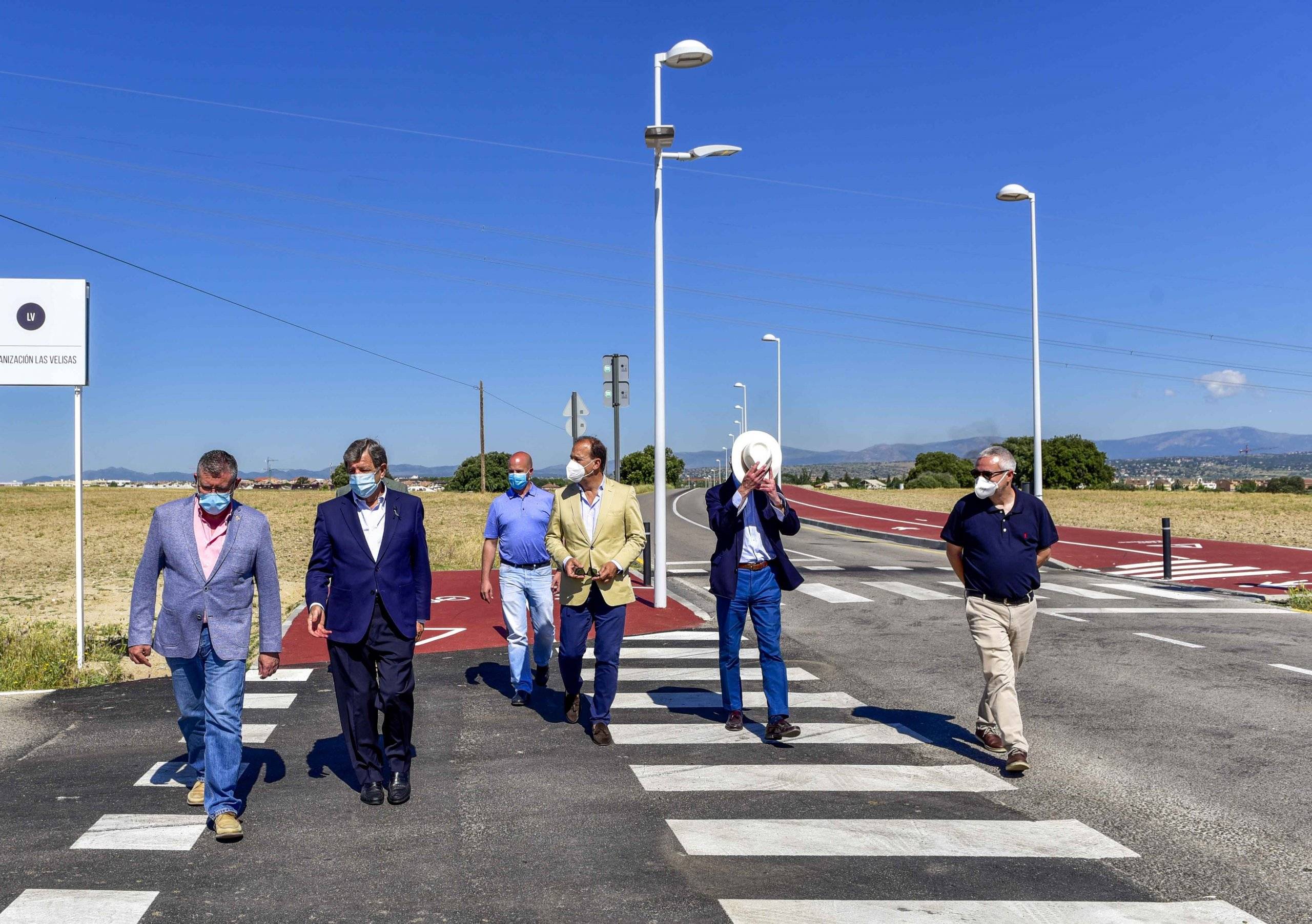 Los regidores acompañados por el concejal de Obras villanovense, Enrique Serrano, el director de la obra, Francisco García Miguel, y responsables de la empresa Construcciones Pérez Egea.