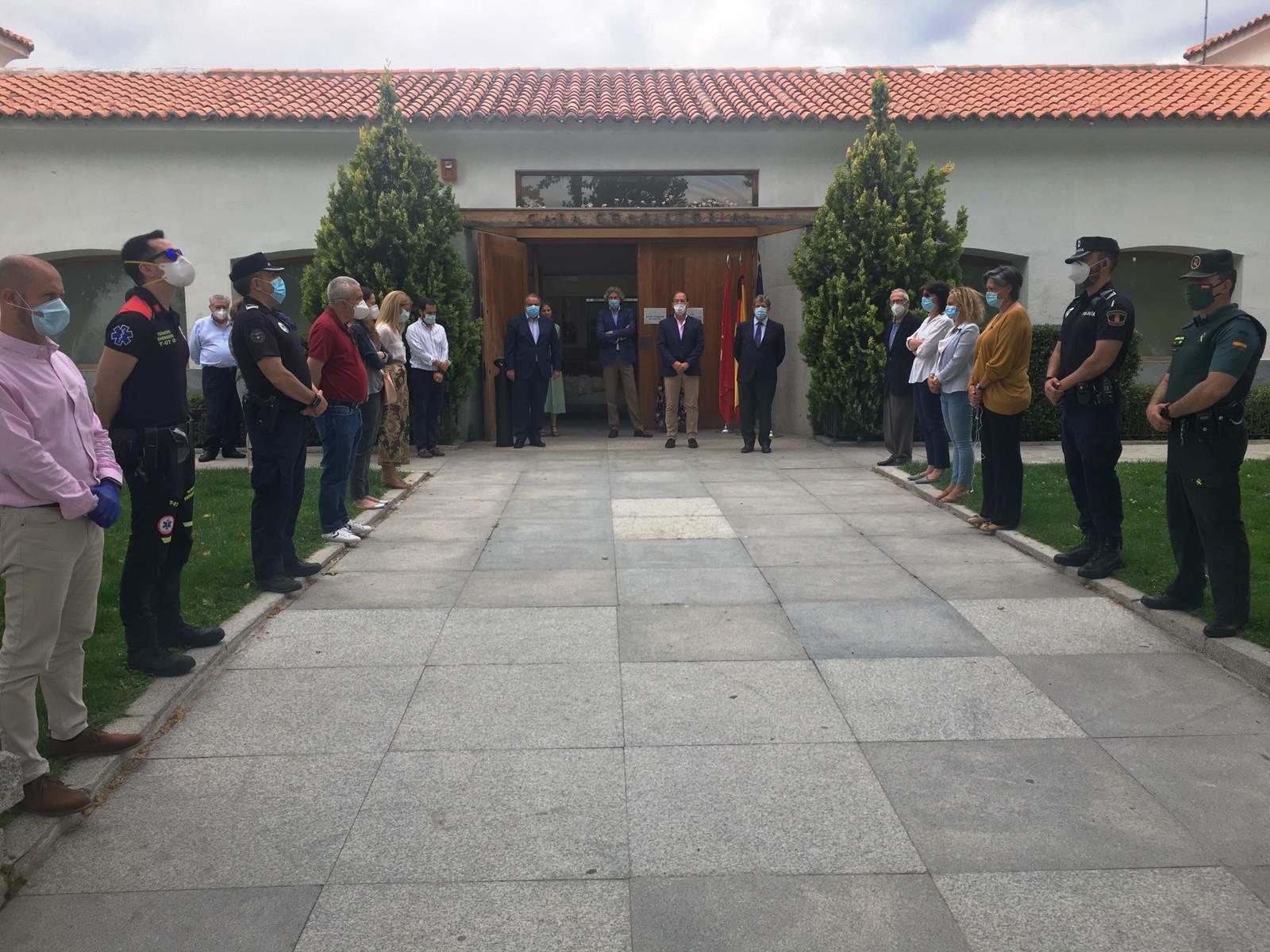 Minuto de silencio a la entrada de la Casa Consitorial.