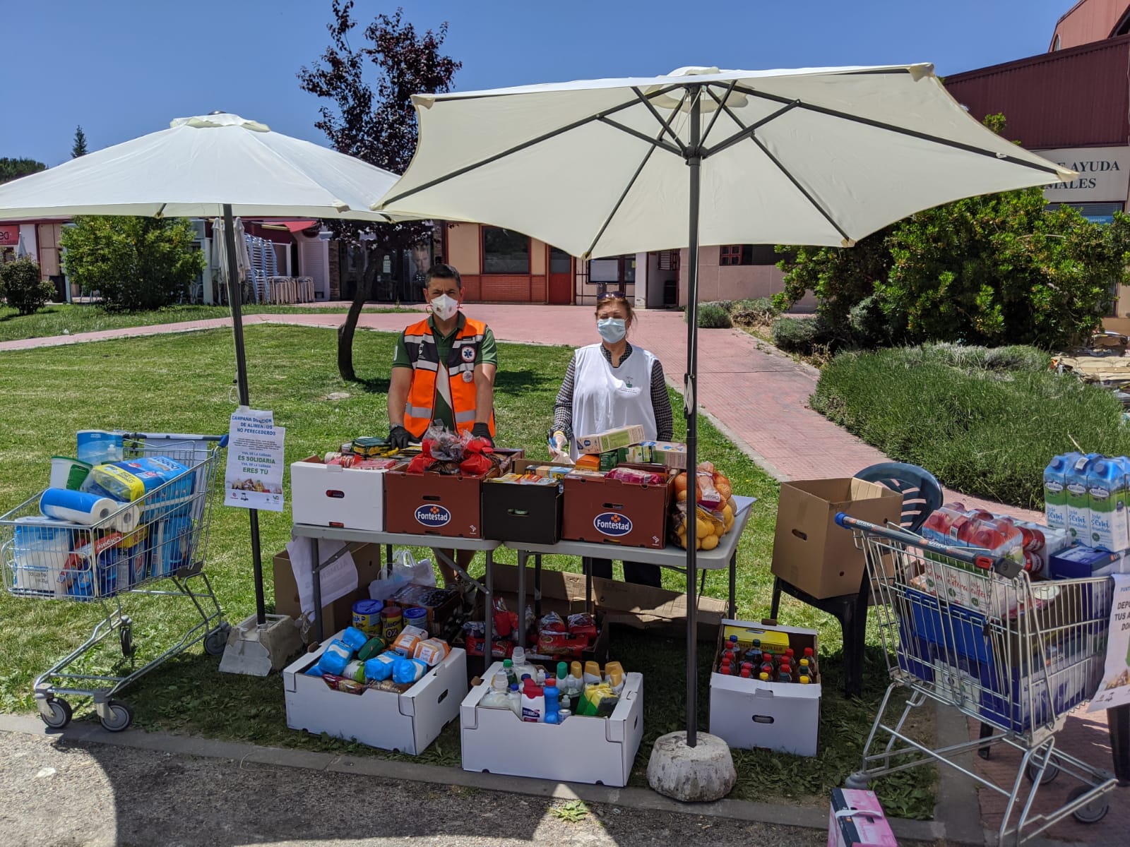 Dos de los voluntarios de la gran recogida.