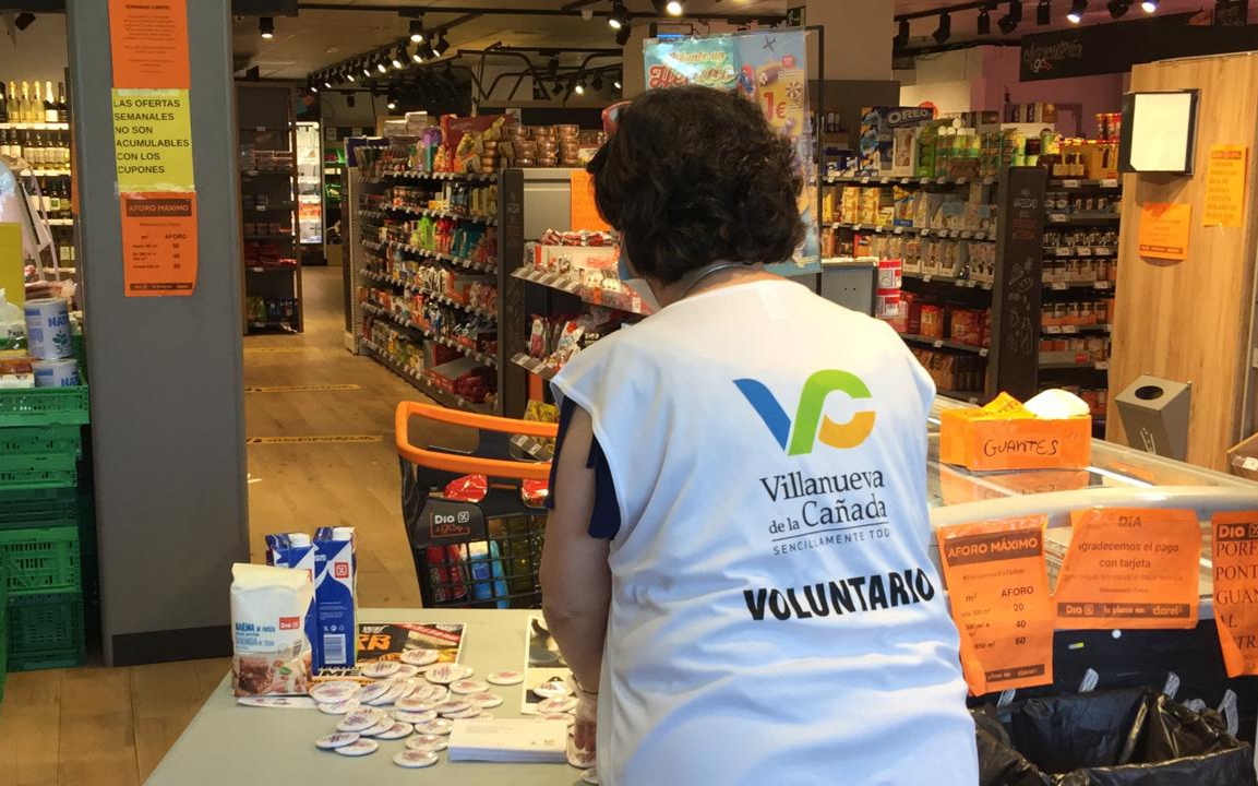 Una de las voluntarias trabajando en uno de los establecimientos en los que se ha realizado la campaña.