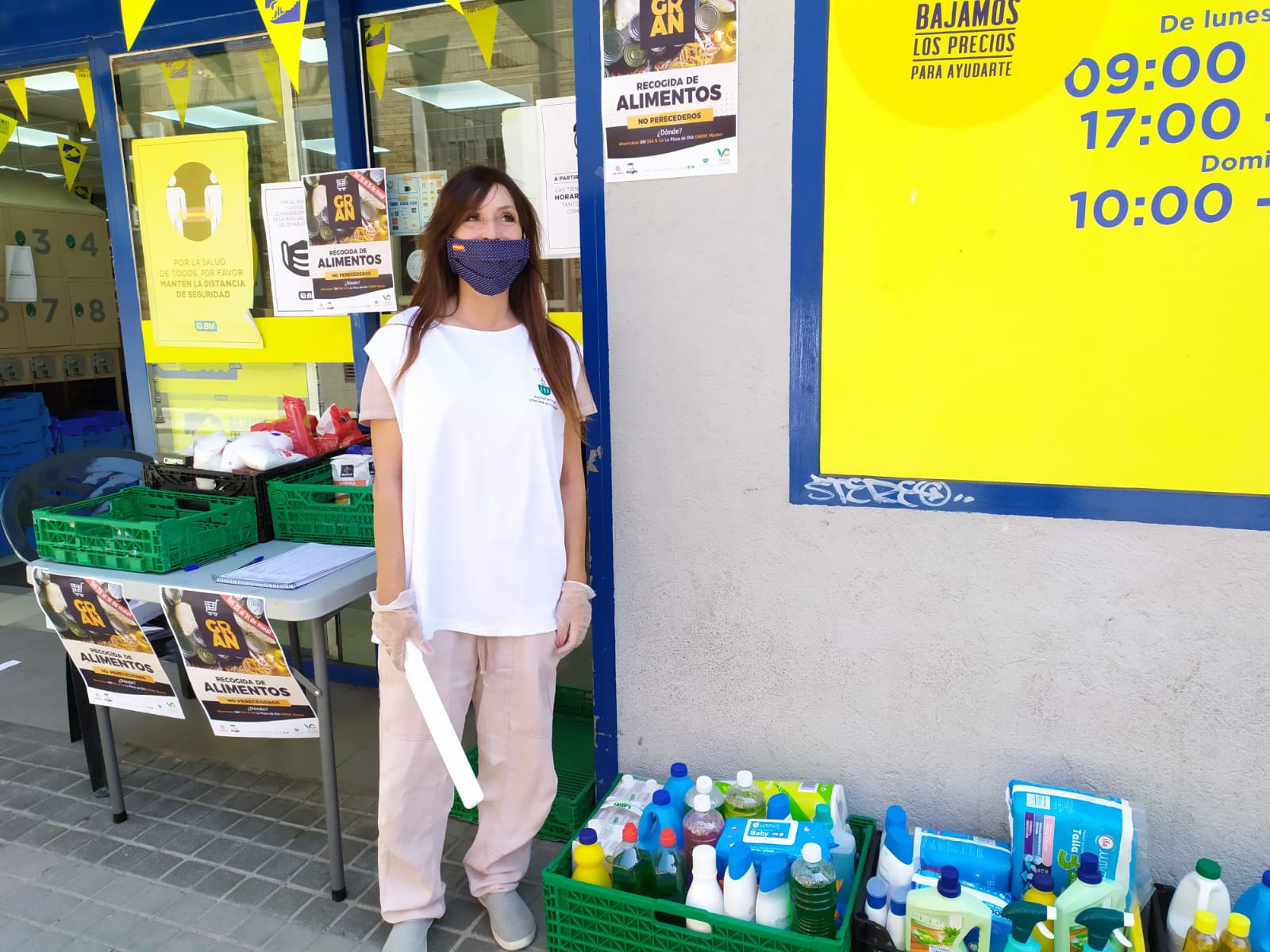 Voluntaria de la campaña junto a algunos de los productos donados.