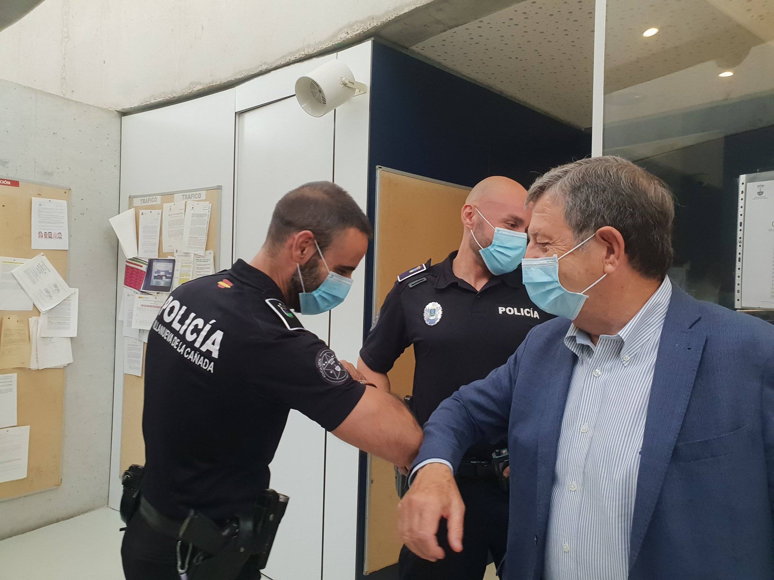 El alcalde, Luis Partida, saludando a uno de los policías.