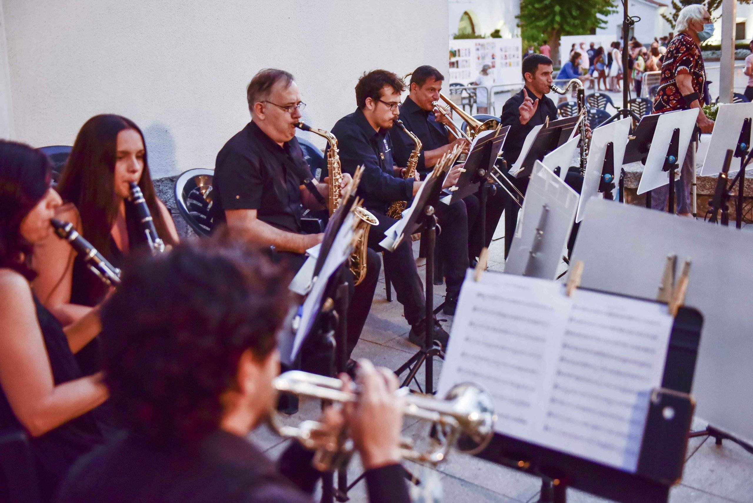 Agrupación de profesores y alumnos y profesores de la Escuela Municipal de Música y Danza interpretando distintas obras musicales.