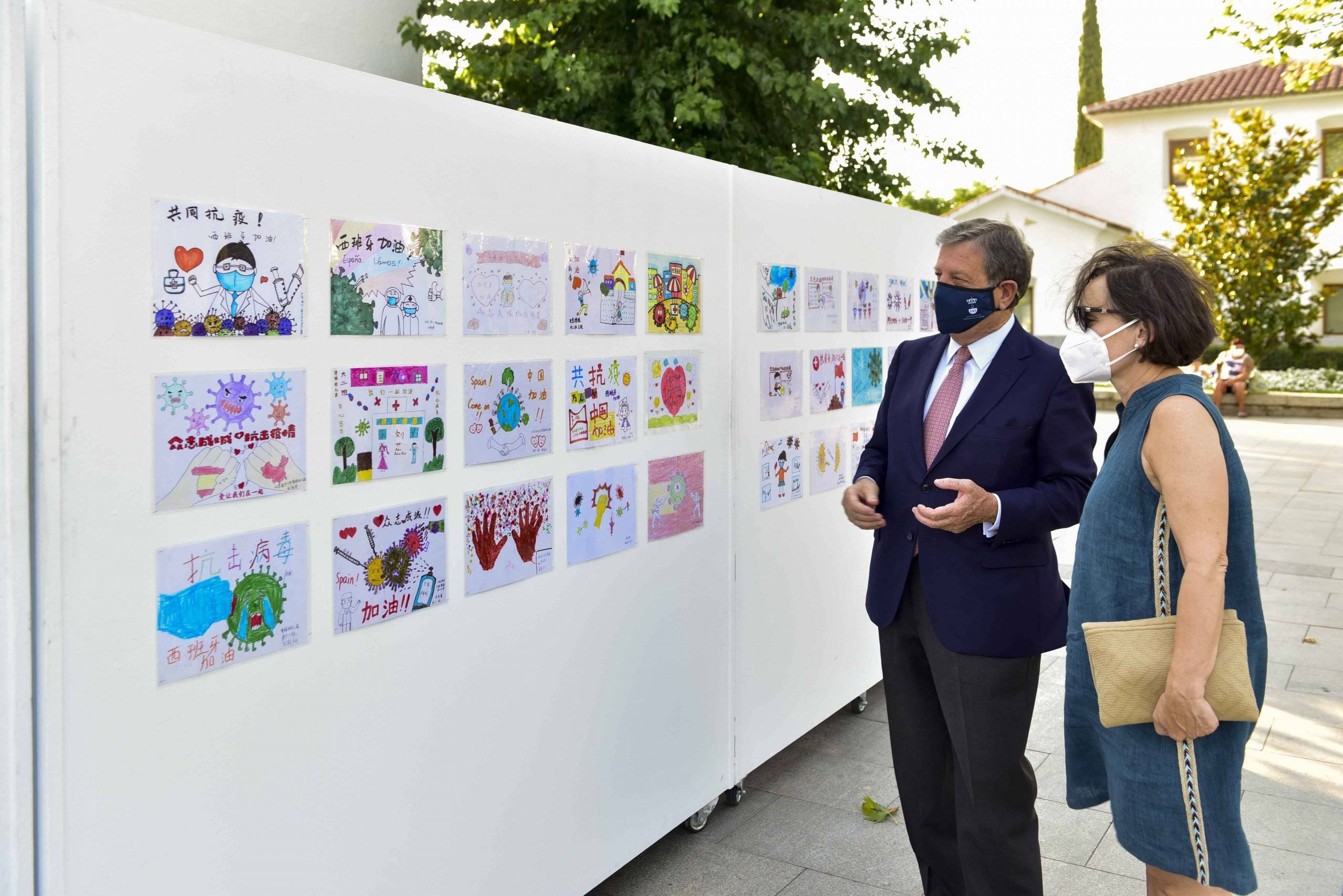 El alcalde, Luis Partida, visitando la exposición de dibujos realizados por escolares de China.