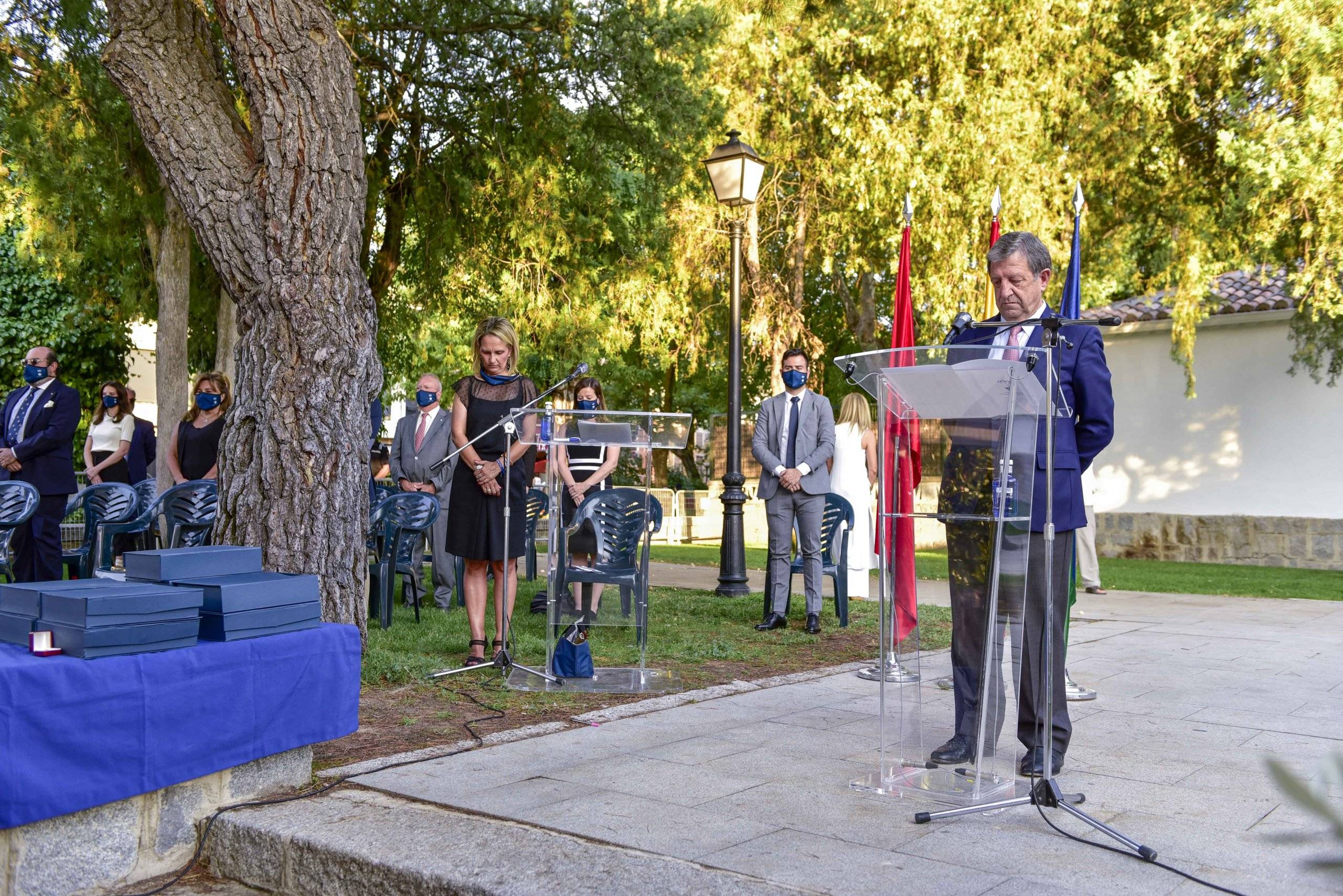 El alcalde, Luis Partida, durante el minuto de silencio en homenaje y recuerdo de las víctimas del coronavirus.