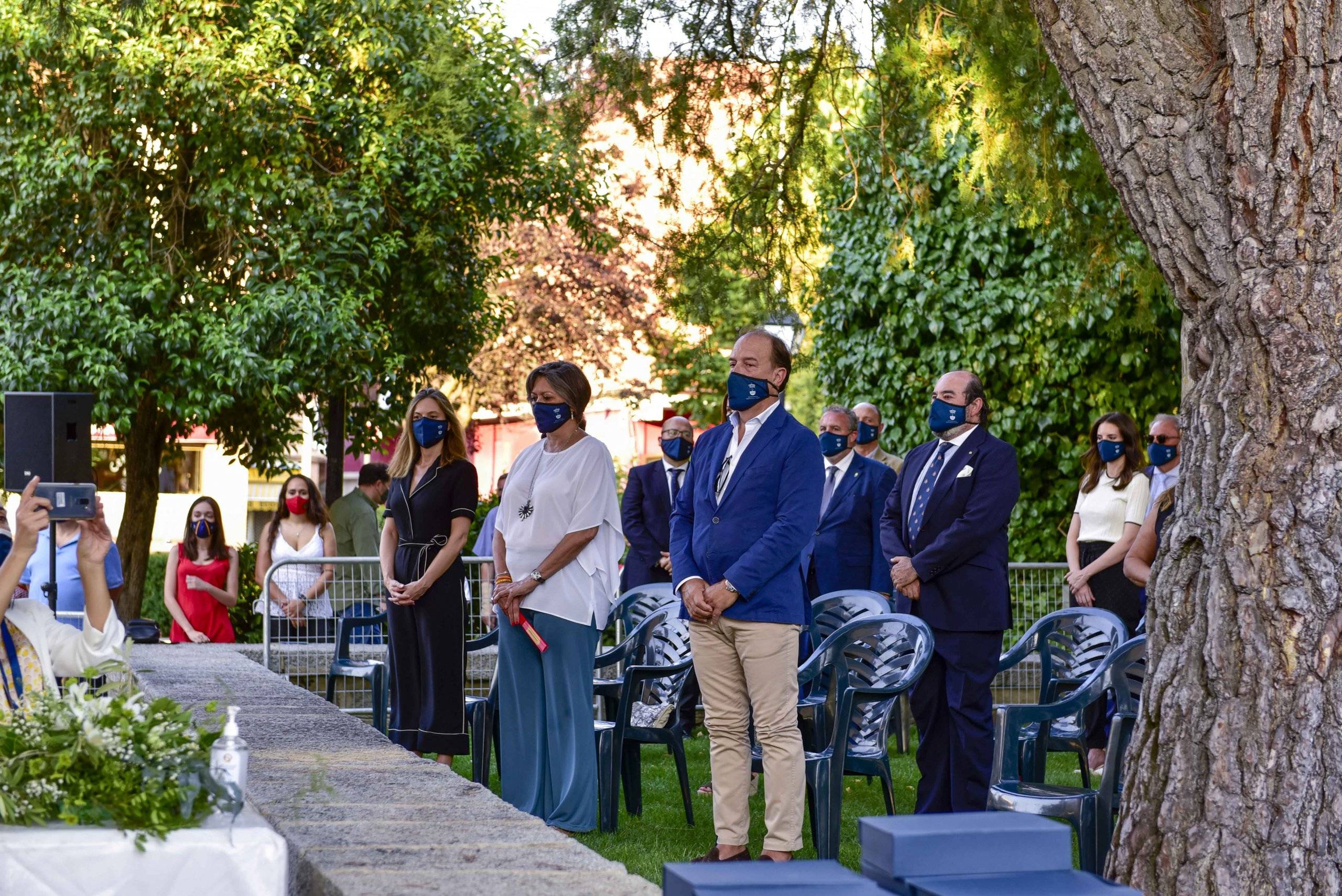 Miembros de la Corporación Municipal durante el minuto de silencio en homenaje y recuerdo de las víctimas del coronavirus.