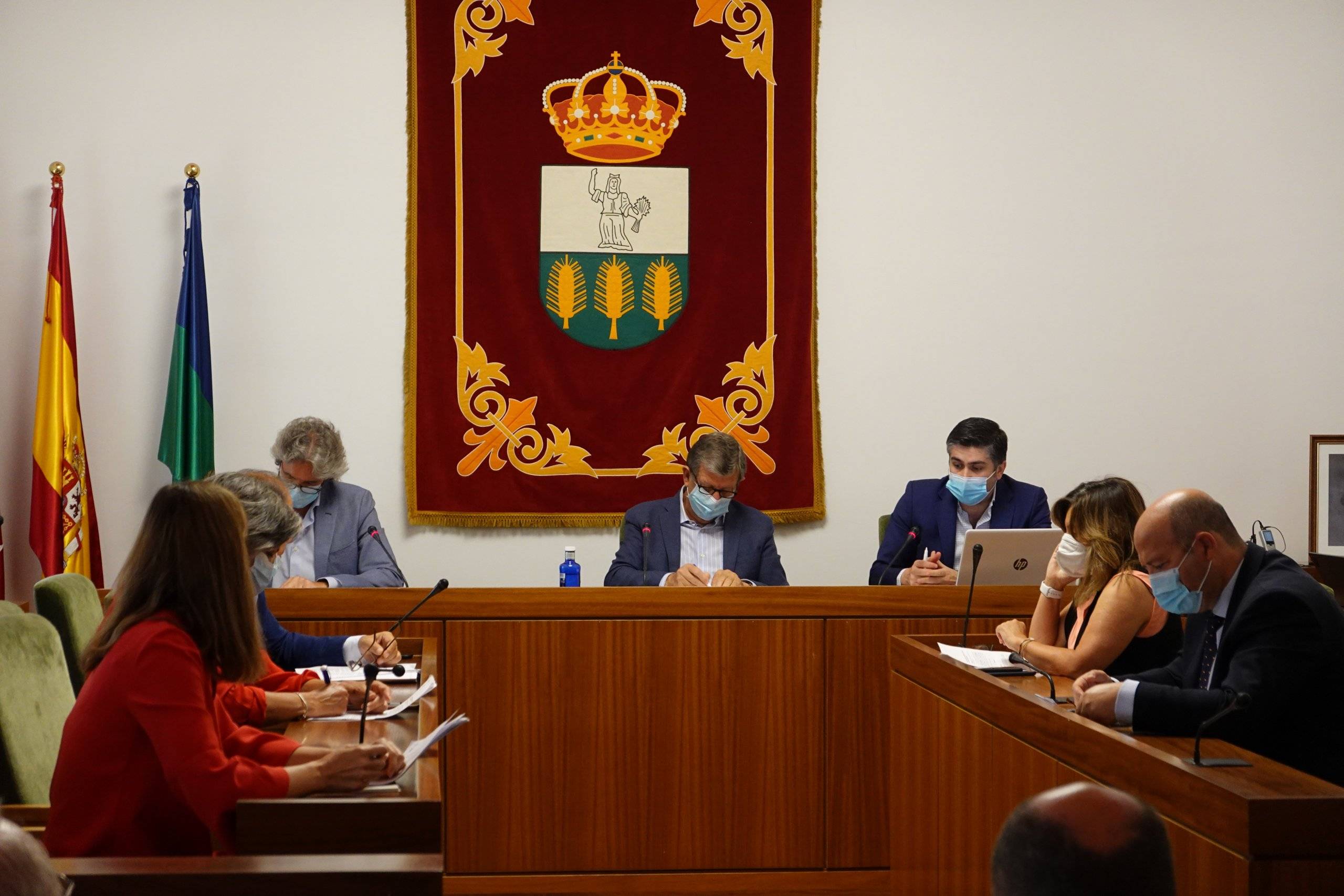 El alcalde, Luis Partida, junto al interventor y al secretario.