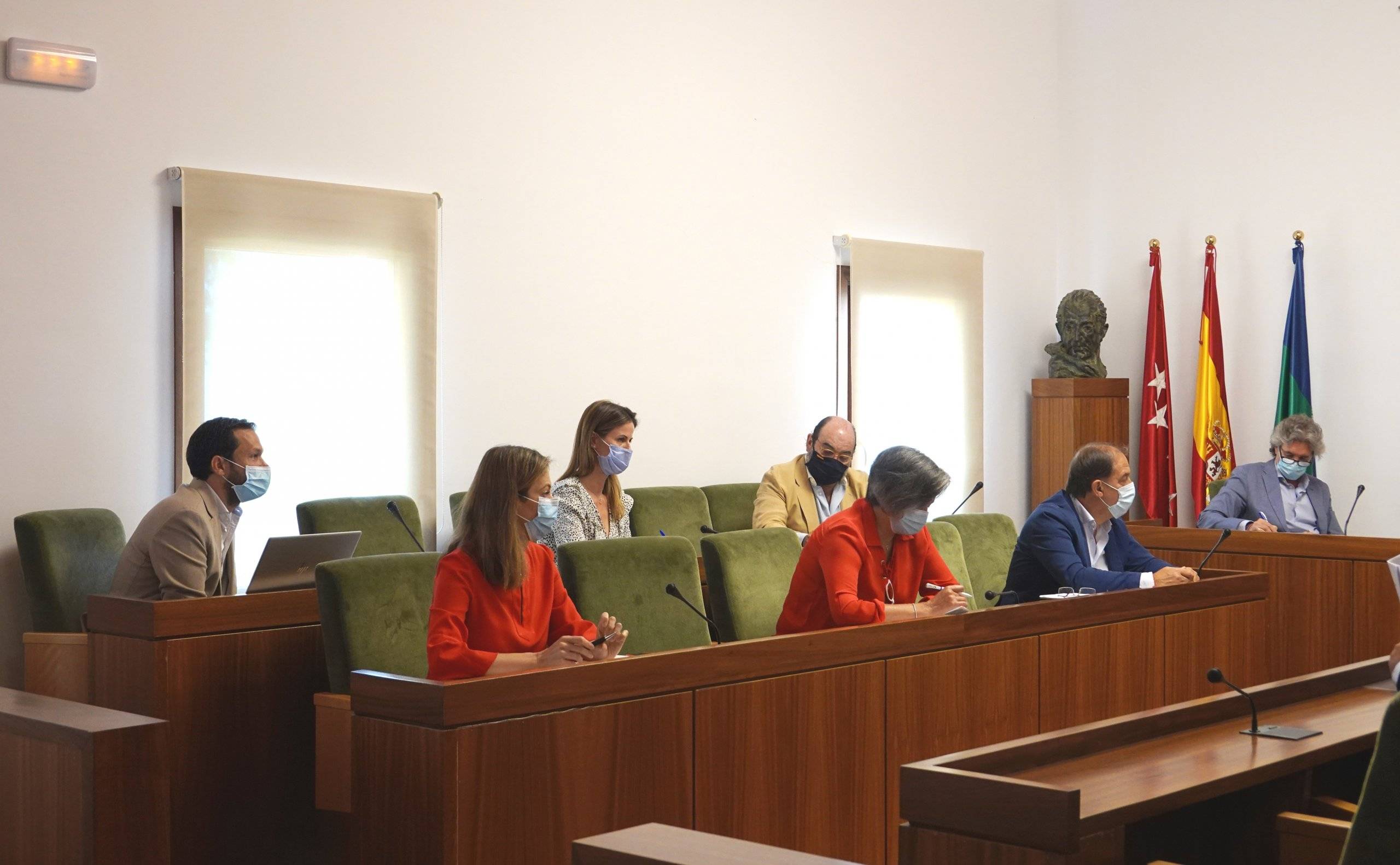 Concejales en el Salón de Plenos.