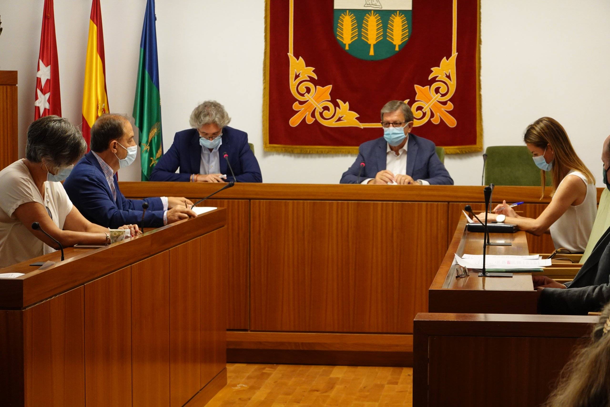 El alcalde, Luis Partida, junto al secretario y miembros de la Corporación Municipal.