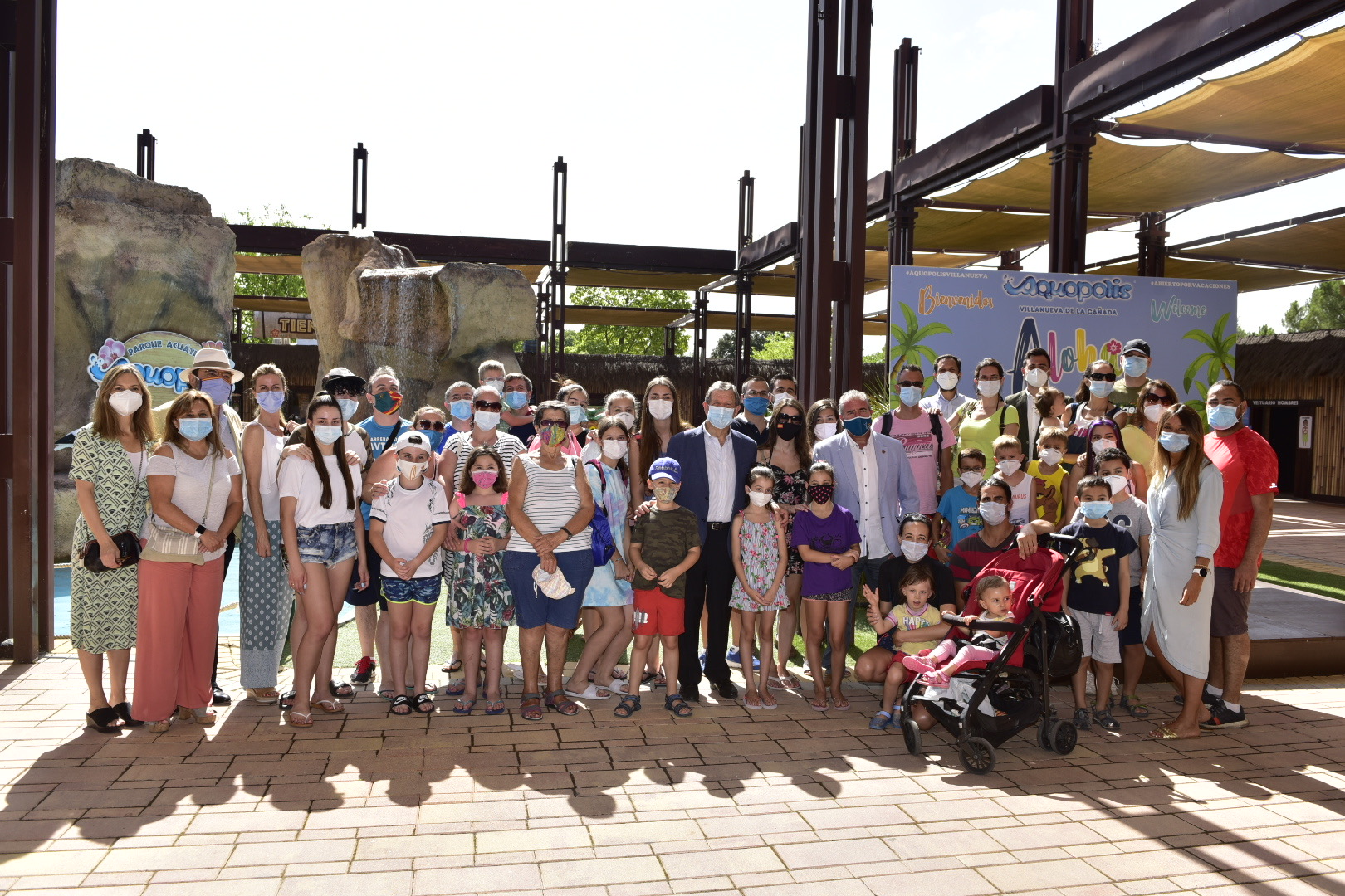 Foto de familia de autoridades locales junto a la delegación de la AVT.