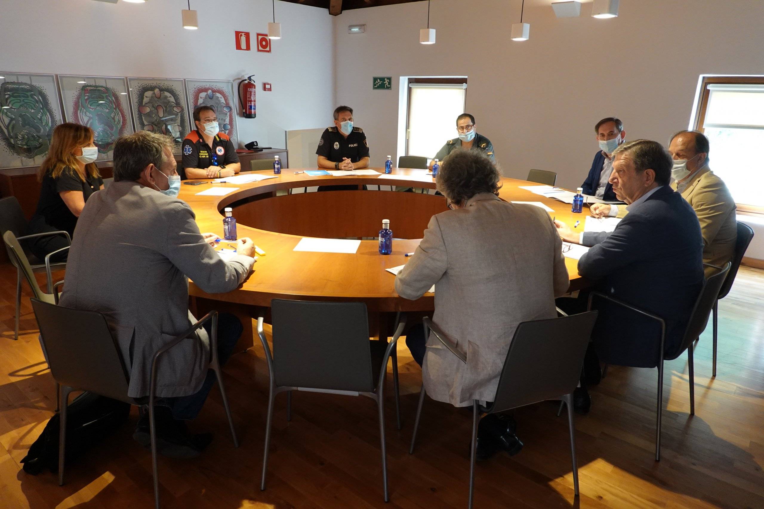 Los asistentes a la junta durante la reunión.