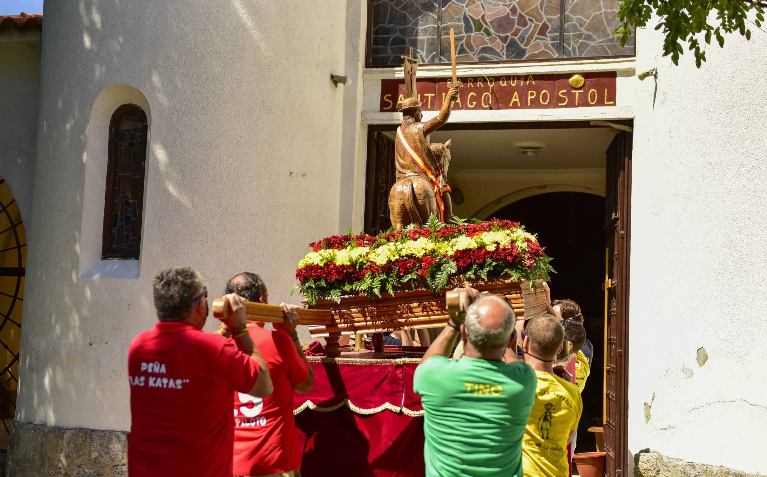 Representación de las peñas trasladando la talla del Santo.